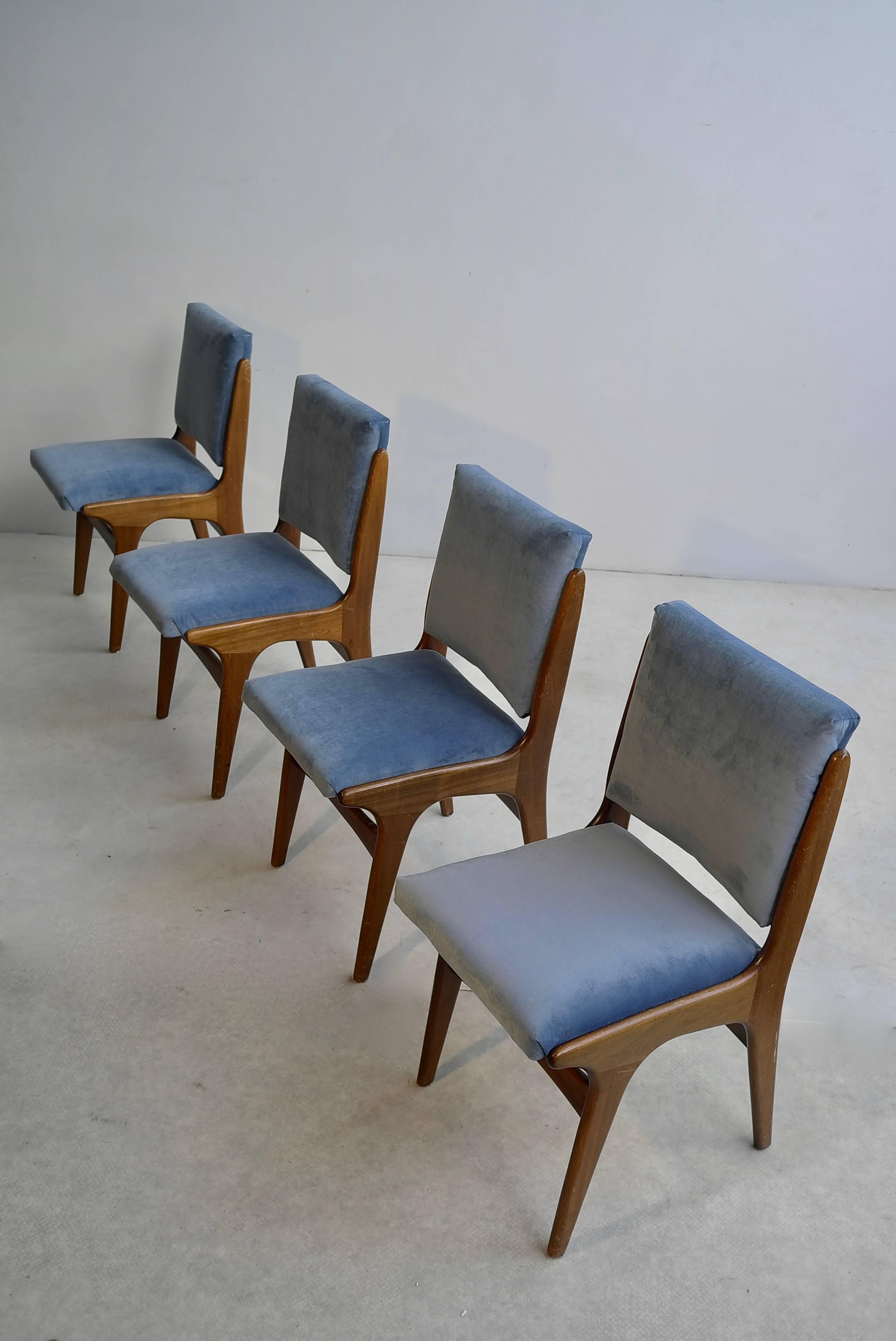 Quatre chaises de salle à manger en velours bleu glacier, dans le style de Carlo di Carli, Italie, années 1950 en vente 1