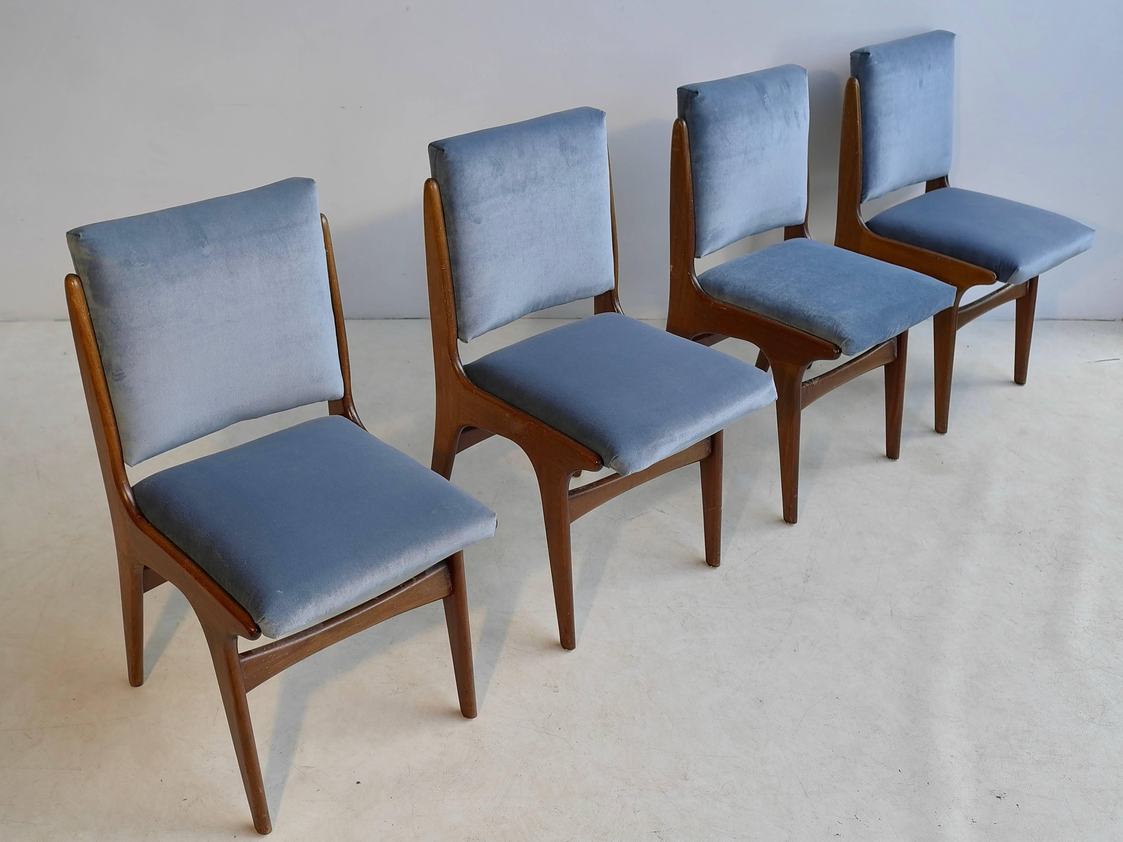 20ième siècle Quatre chaises de salle à manger en velours bleu glacier, dans le style de Carlo di Carli, Italie, années 1950 en vente