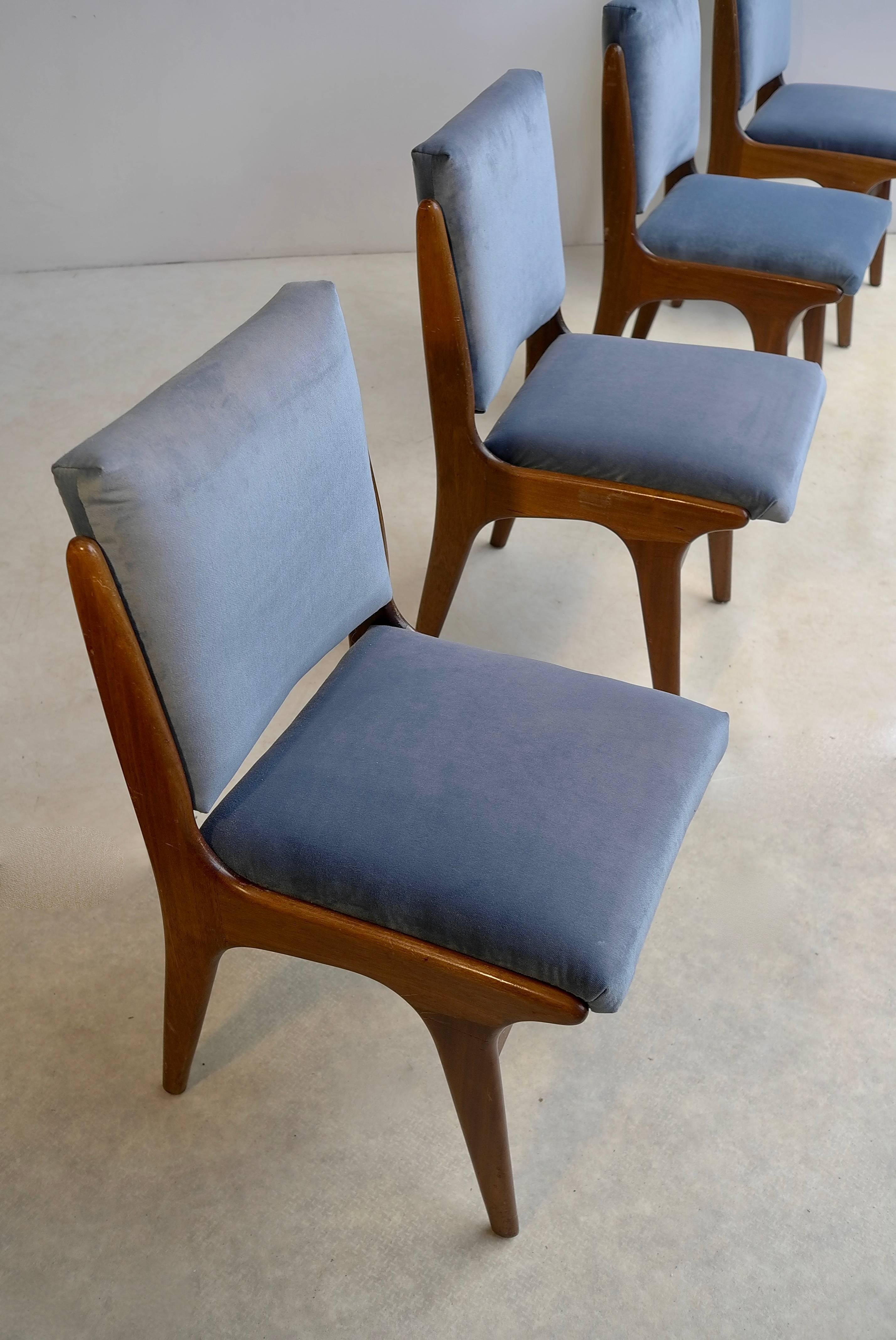 Mid-Century Modern Quatre chaises de salle à manger en velours bleu glacier, dans le style de Carlo di Carli, Italie, années 1950 en vente