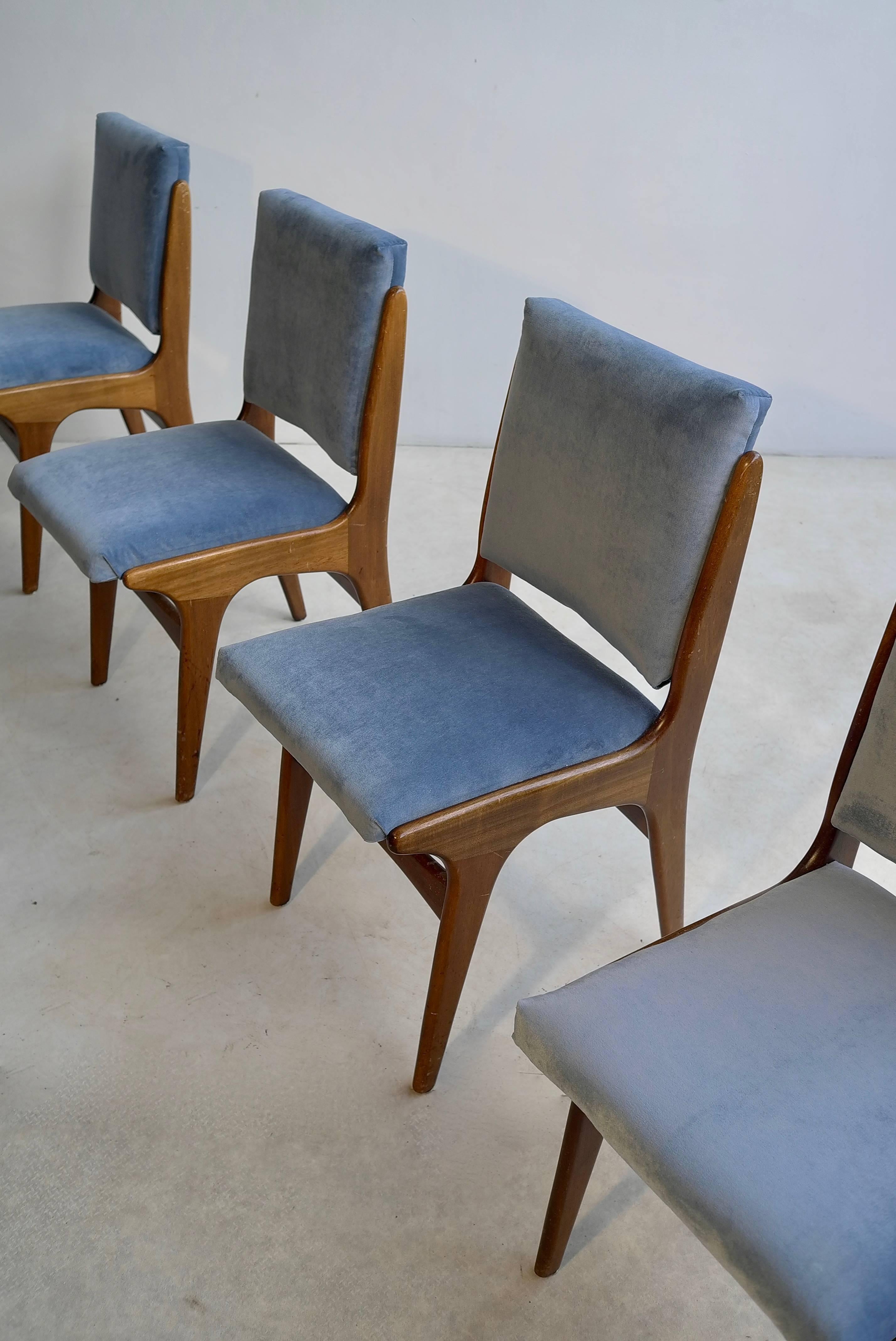 Velours Quatre chaises de salle à manger en velours bleu glacier, dans le style de Carlo di Carli, Italie, années 1950 en vente