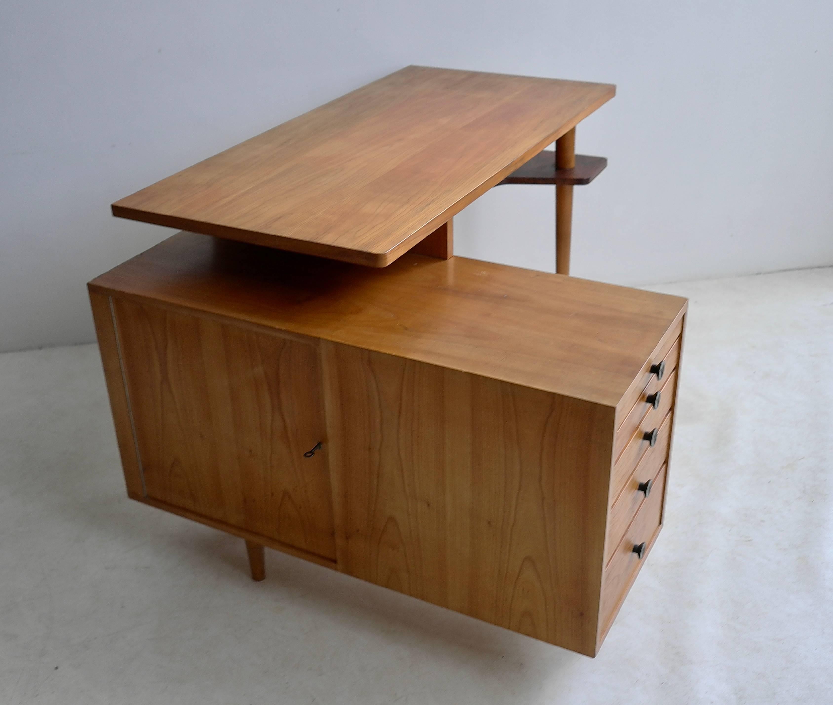 Elegant L Shaped 1950s Desk with Fine Macassar Ebony Details In Good Condition In Den Haag, NL