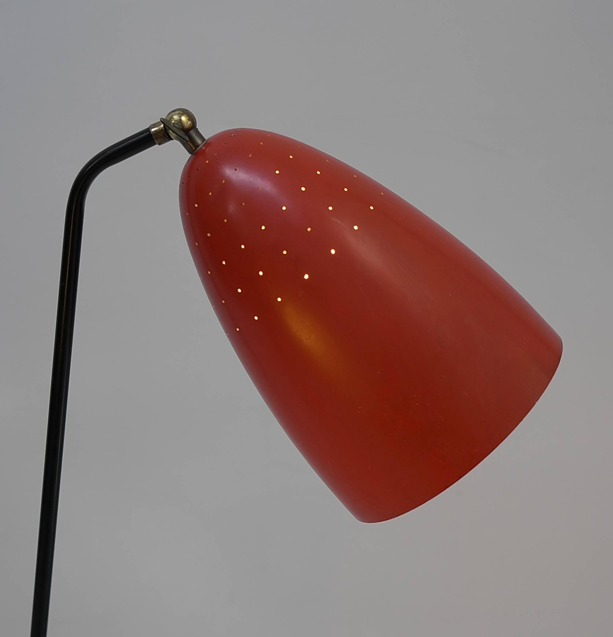 Rote Grashüpfer-Stehleuchte von Svend Aage Holm Sorensen, Dänemark, 1950er Jahre. Durch die vielen winzigen Löcher in den roten Kapuzen fällt schönes Licht. Die Enden der Metallfüße sind aus Messing gefertigt.