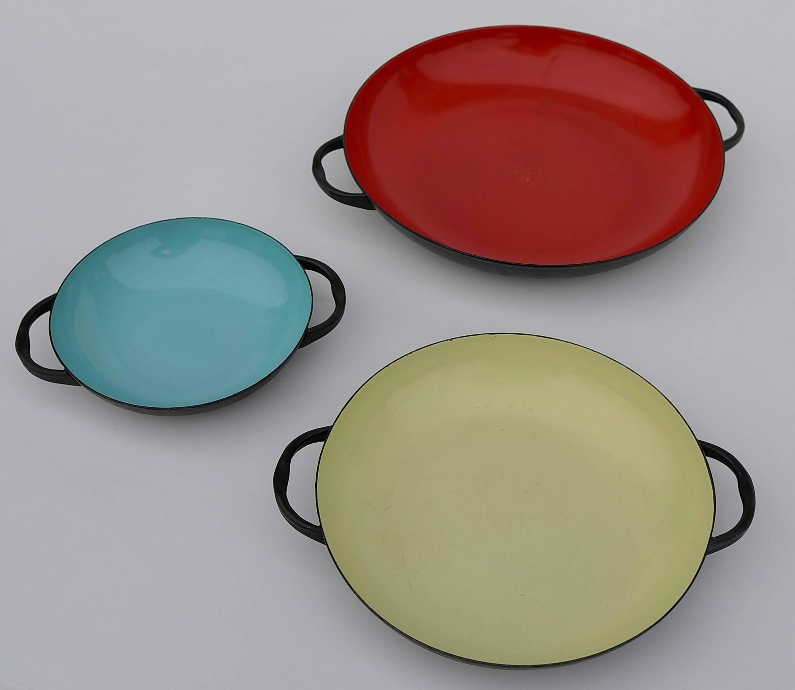 Set of decorative bowls by Herbert Krenchel for Krenit, Denmark, 1954

Measure: largest red 25cm diameter height 4cm
Middle yellow 20 cm diameter 3.5cm height
smallest turquoise 15cm diameter height 3cm.