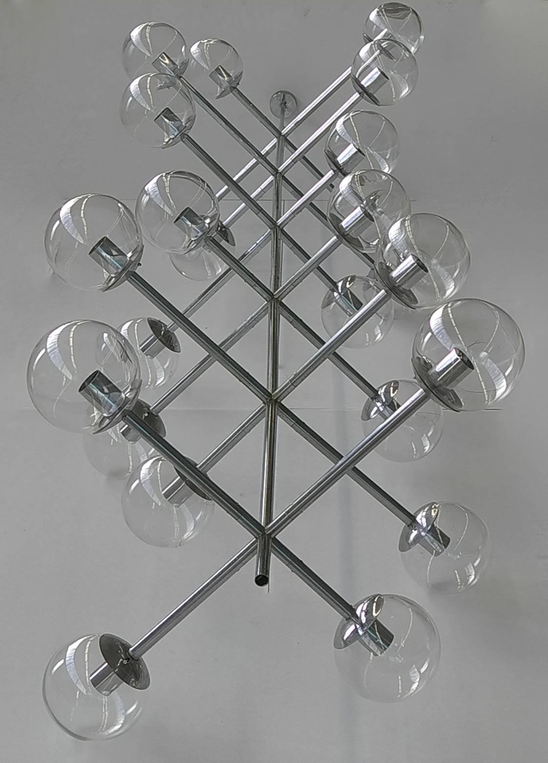 Extra große Kugellampe aus Chrom und Glas, 1960er Jahre
Diese Lampe kann auch in ein Lampenpaar aufgeteilt werden.
insgesamt 24 durchsichtige Glaskugeln.
