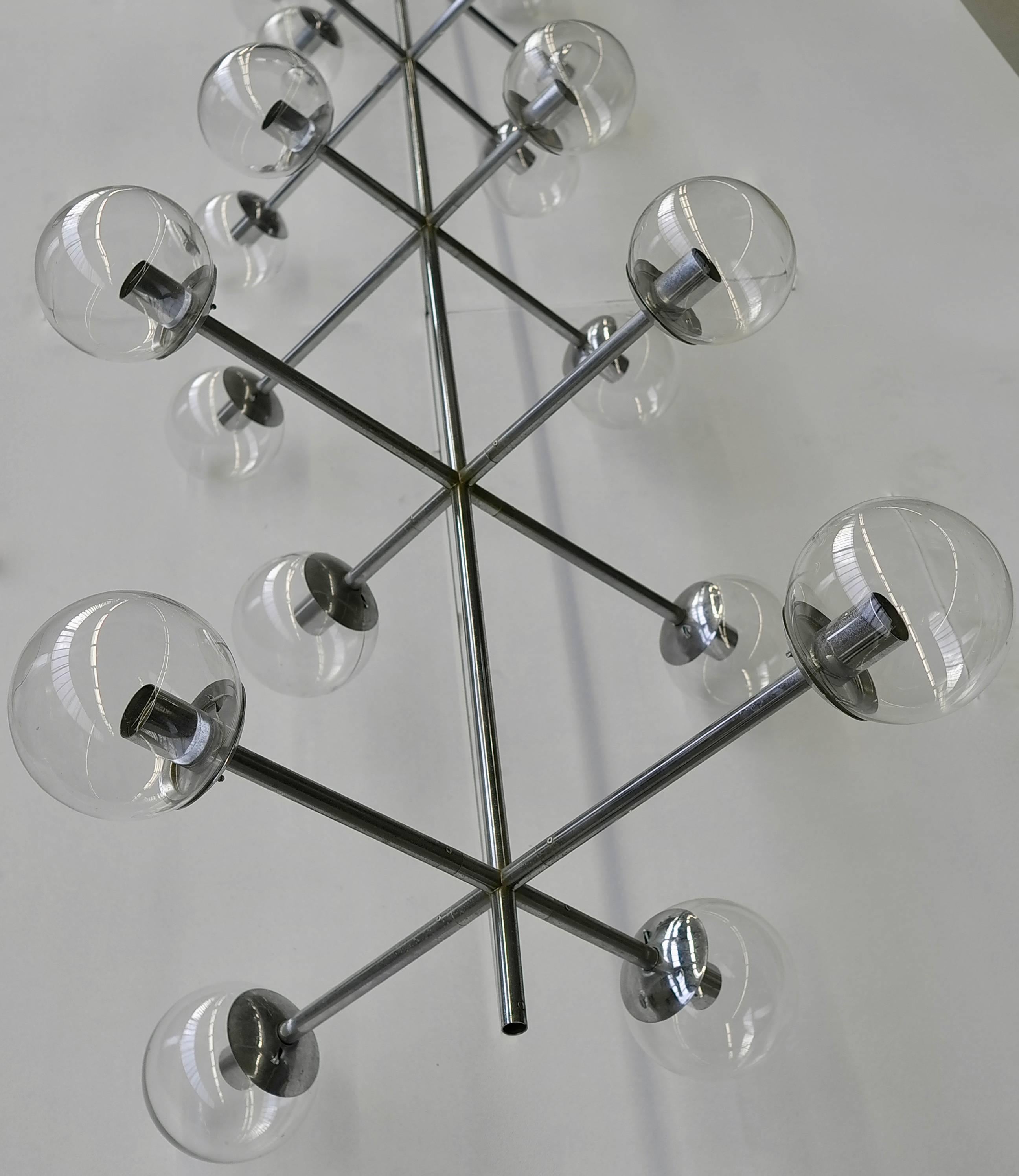 Große, große Kugellampe aus Chrom und transparentem Glas, 1960er Jahre (Europäisch) im Angebot