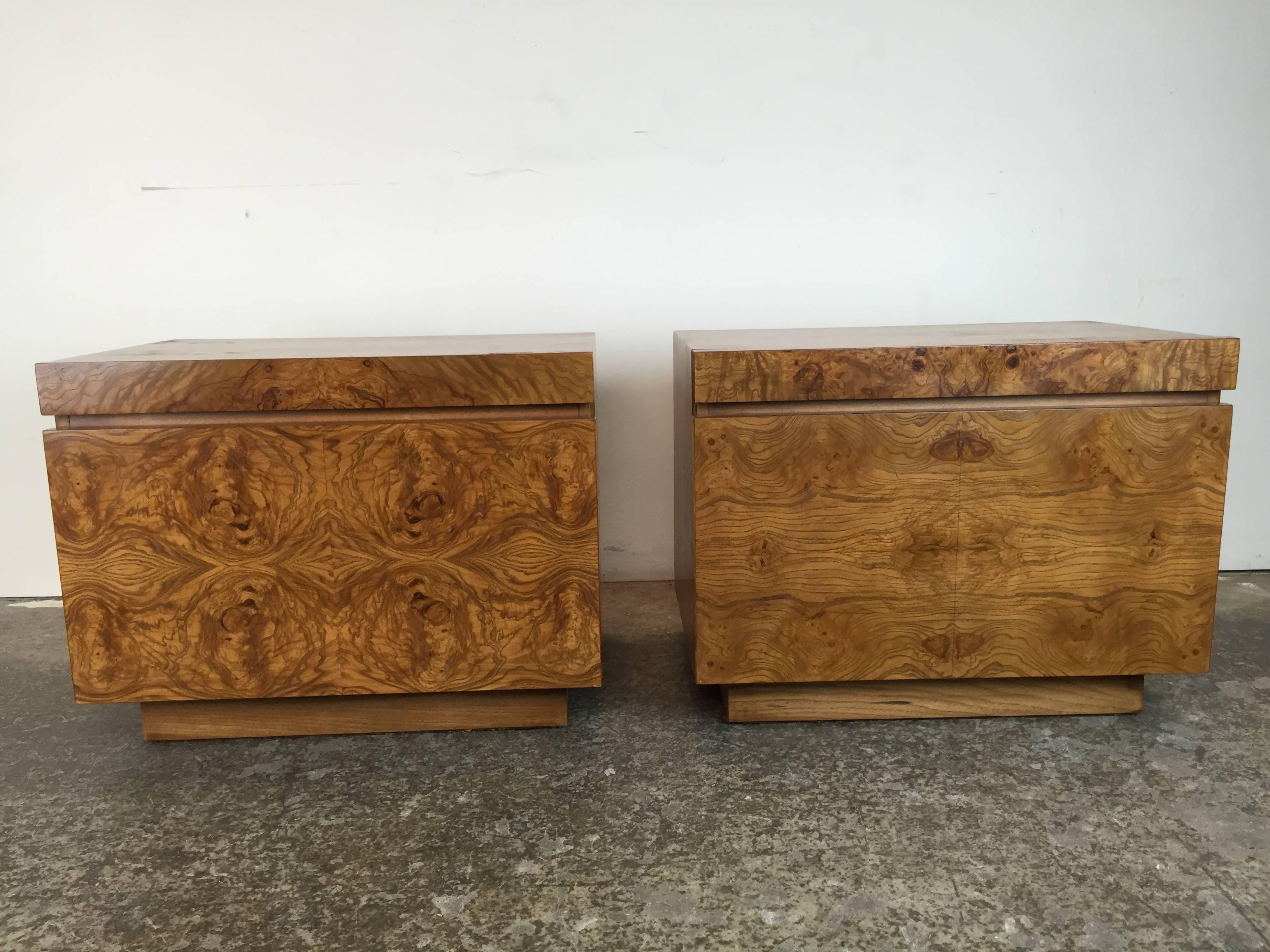 1950s Grgeous Pair of Milo Baughman for Lane Olive Burl Nightstands In Good Condition In Dallas, TX