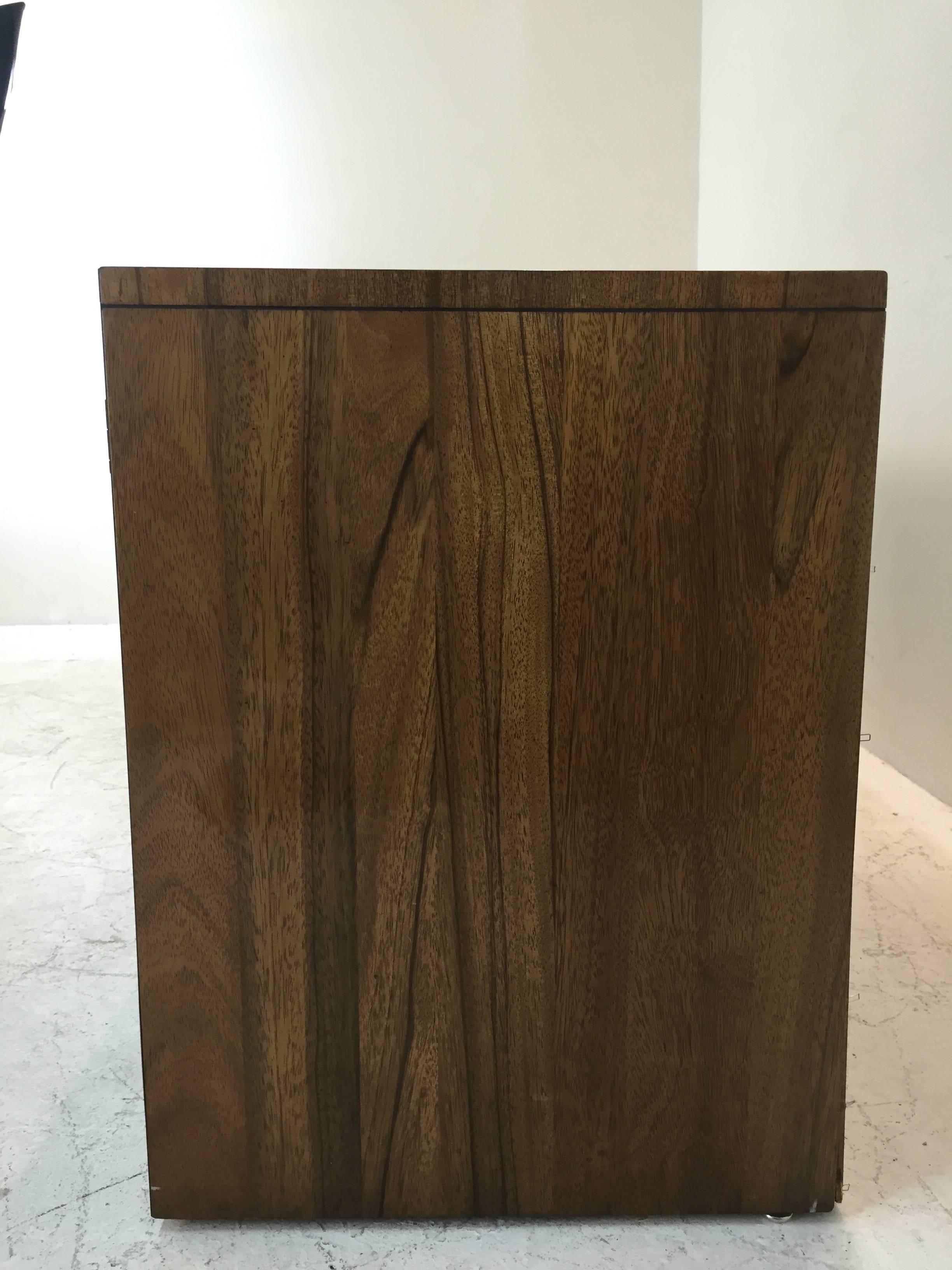 Mastercraft Zebrano Wood Nightstands with Brass Accents In Excellent Condition In Dallas, TX