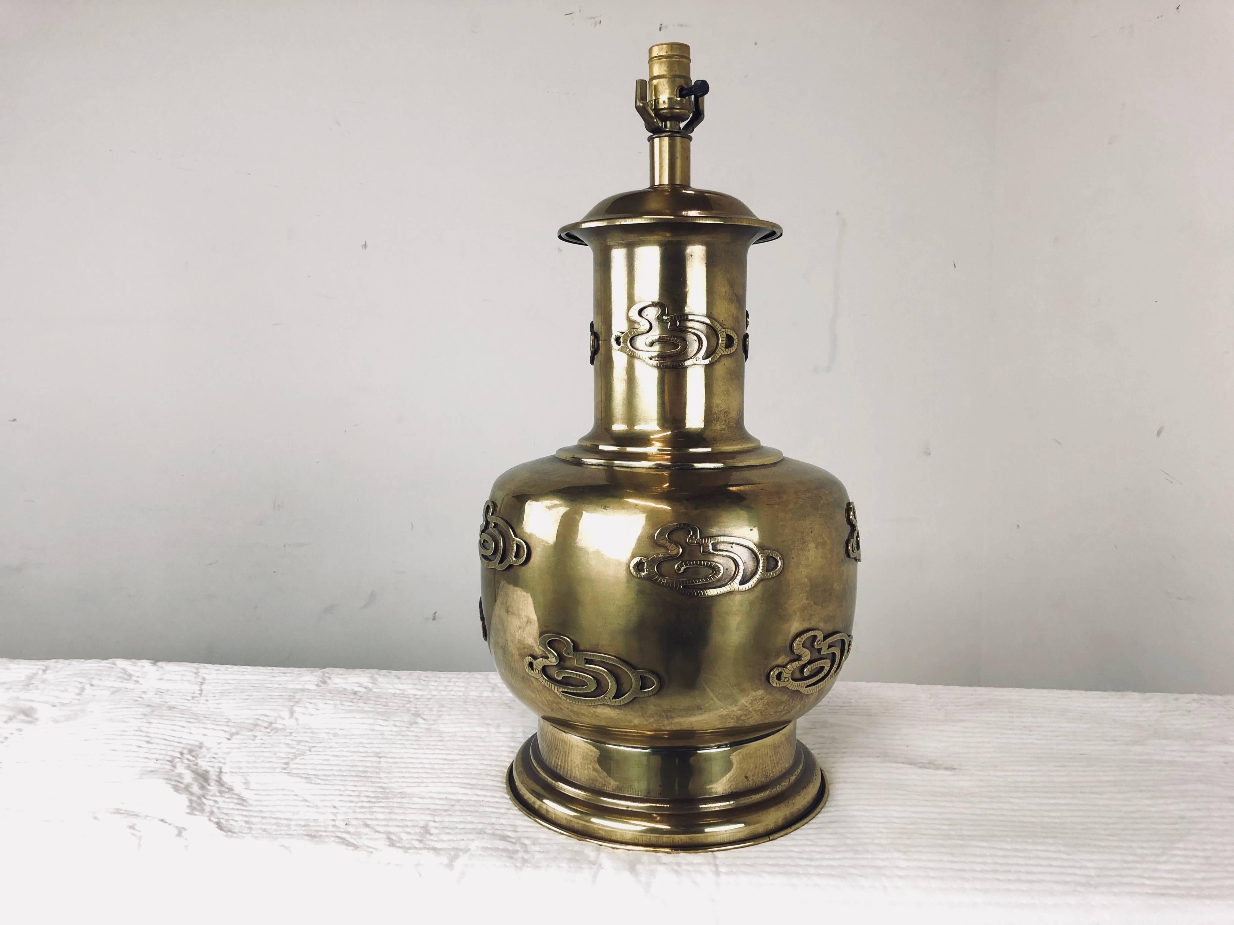Vintage brass Ming style table lamp. The lamp is in good vintage condition with visible wear due to age and use. Lampshade in not included, circa 1980s

Dimensions: 10