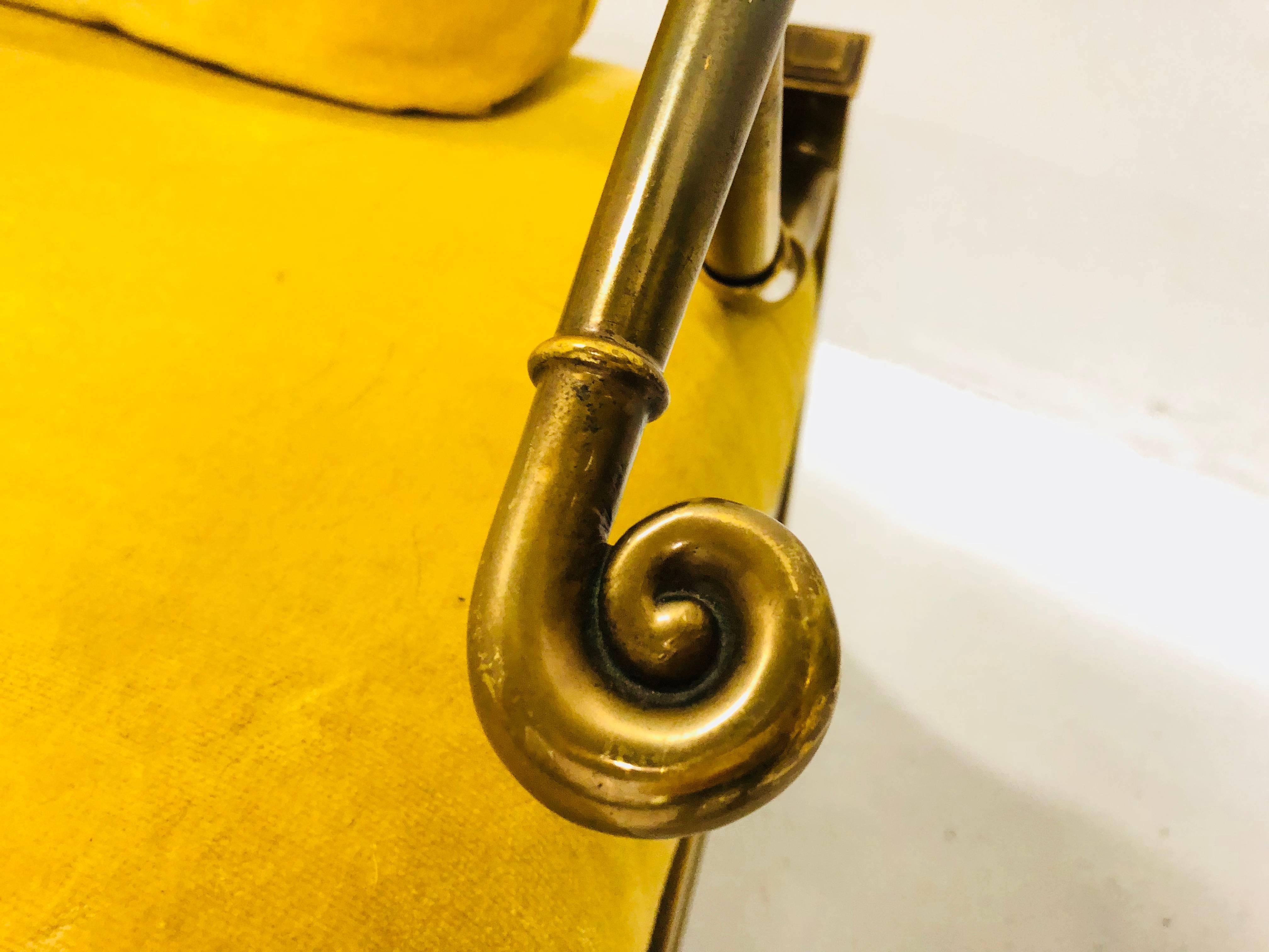 XX secolo Coppia di sedie da salotto Ming Ming in ottone con velluto giallo in vendita