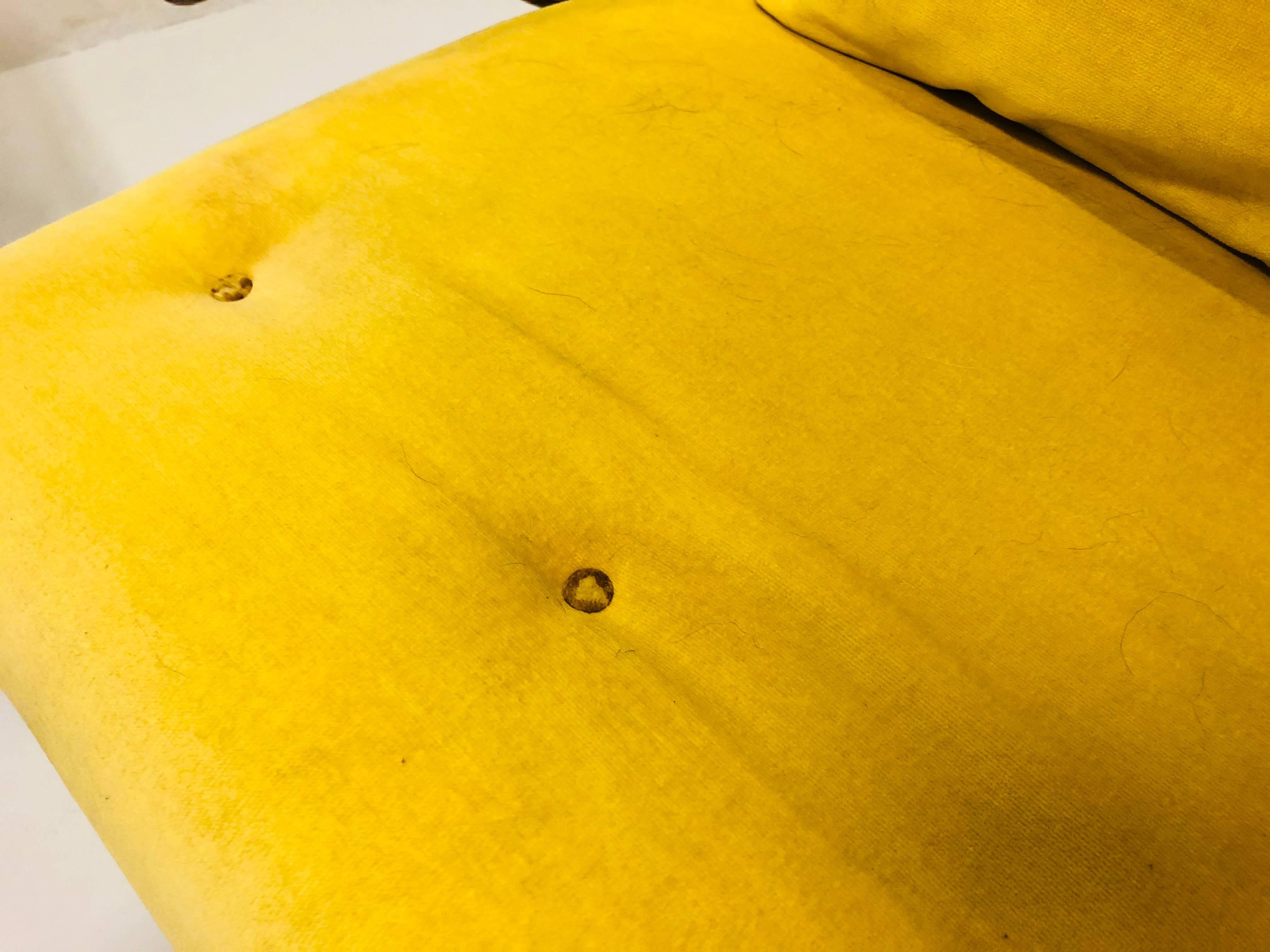 Coppia di sedie da salotto Ming Ming in ottone con velluto giallo in vendita 1