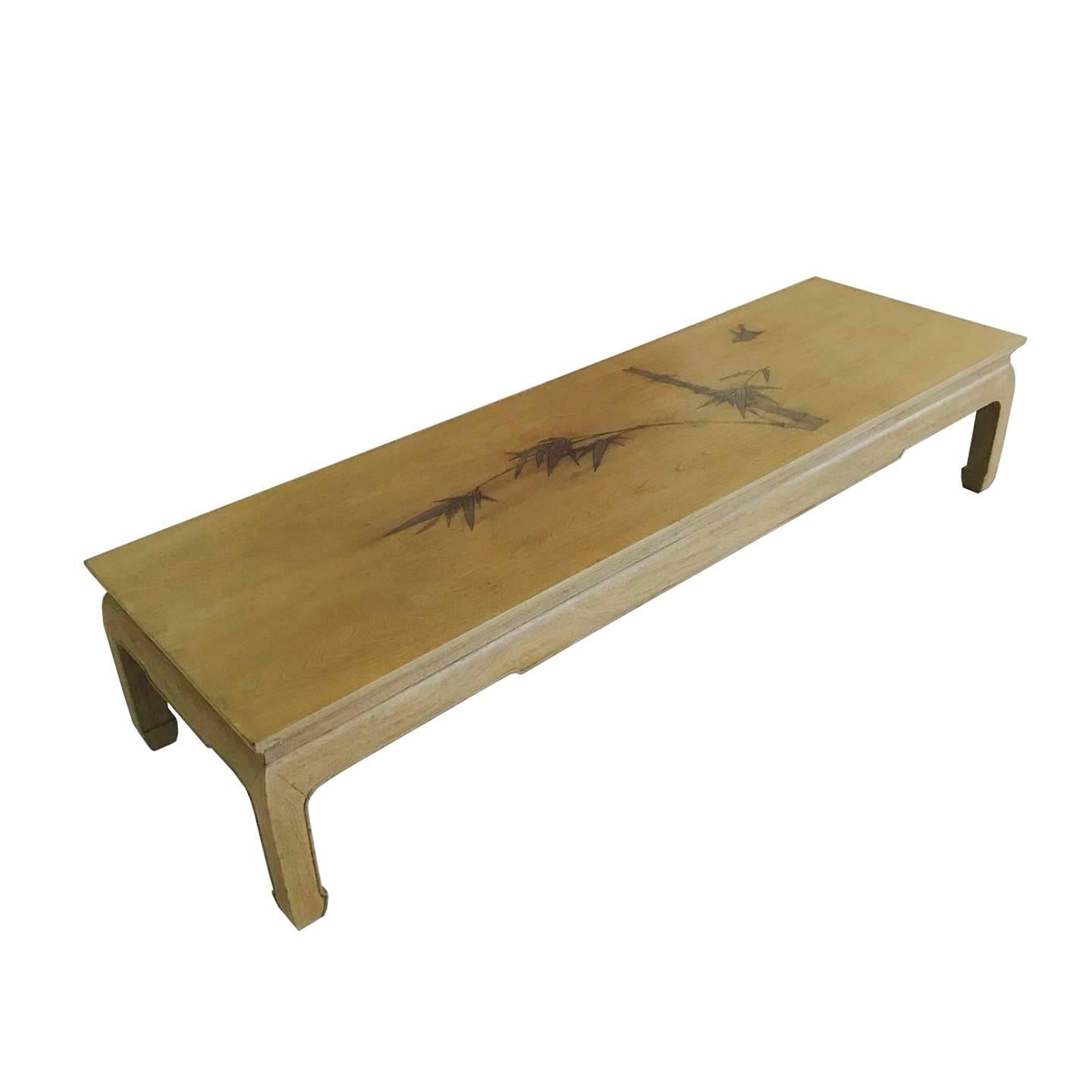 Table basse Ming en acajou blanchi avec motif de feuilles de bambou incrustées en vente