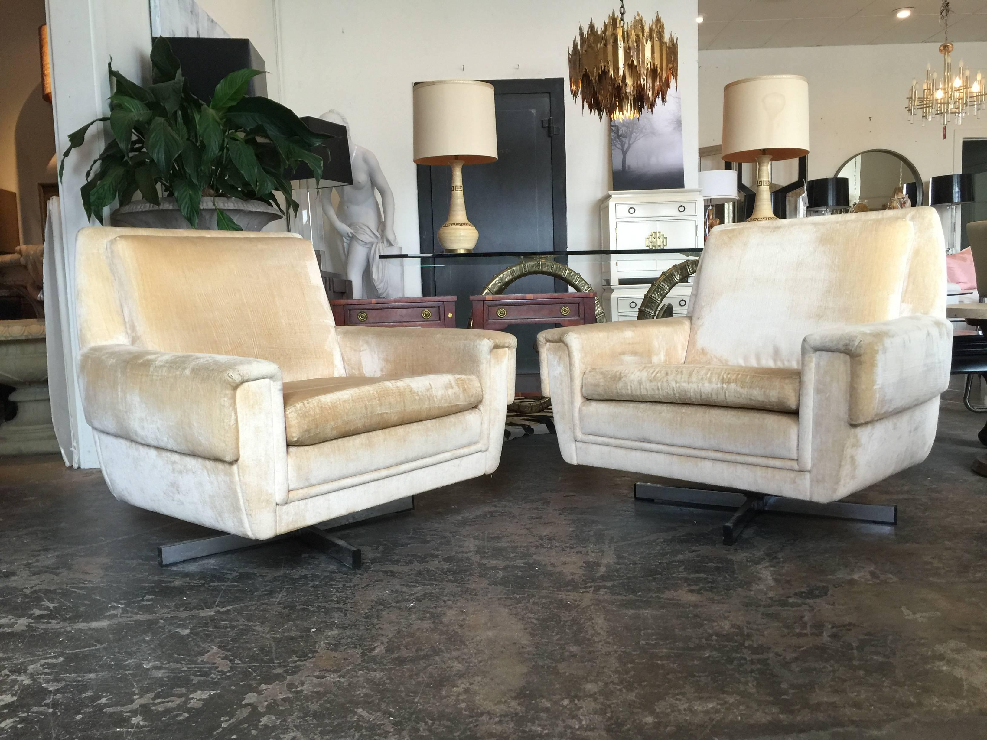 Pair of minimal cubist 1960s swivel chairs with chrome bases.

Dimensions: 34