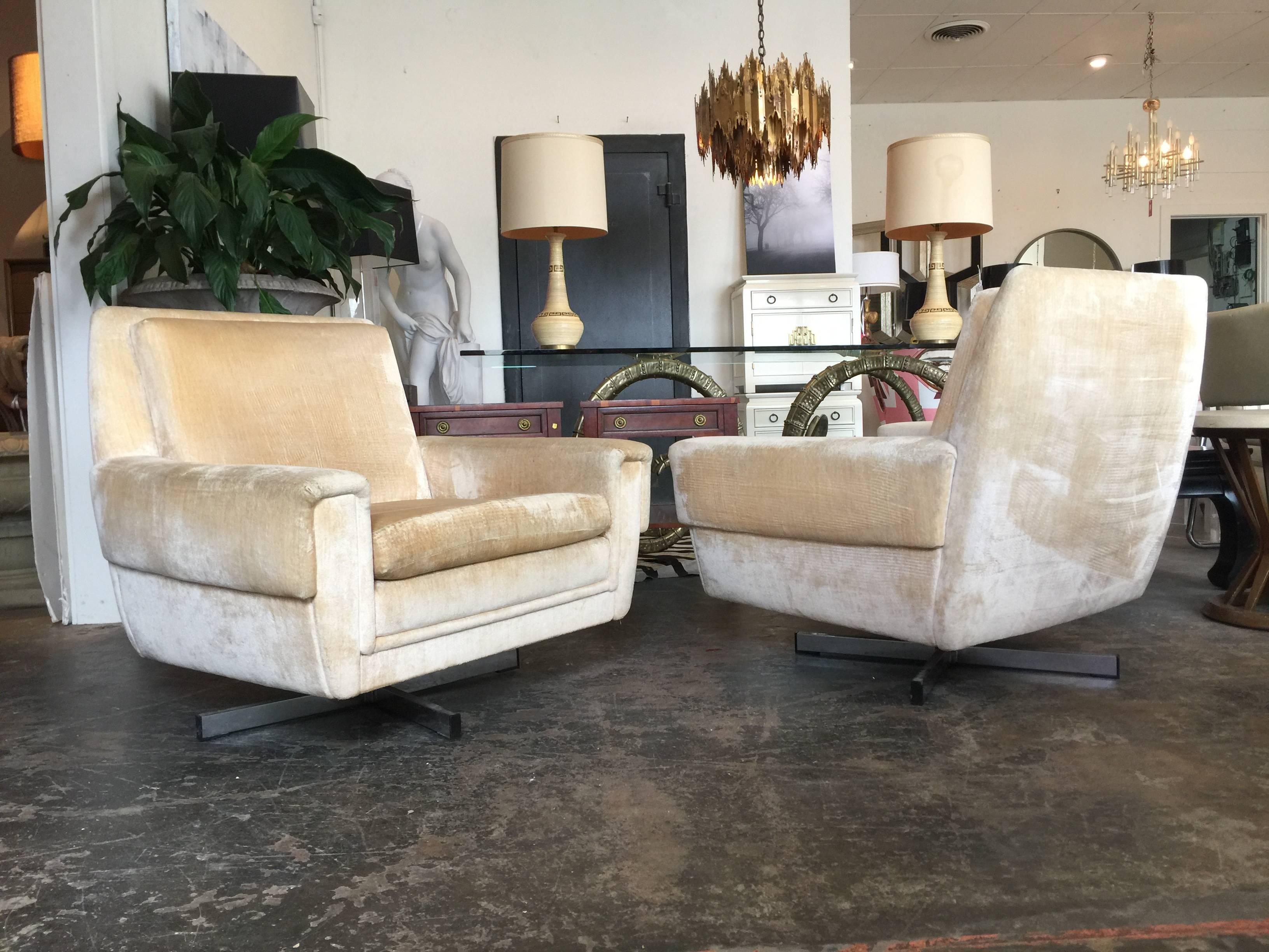 Pair of Minimal Cubist 1960s Swivel Chairs In Good Condition In Dallas, TX