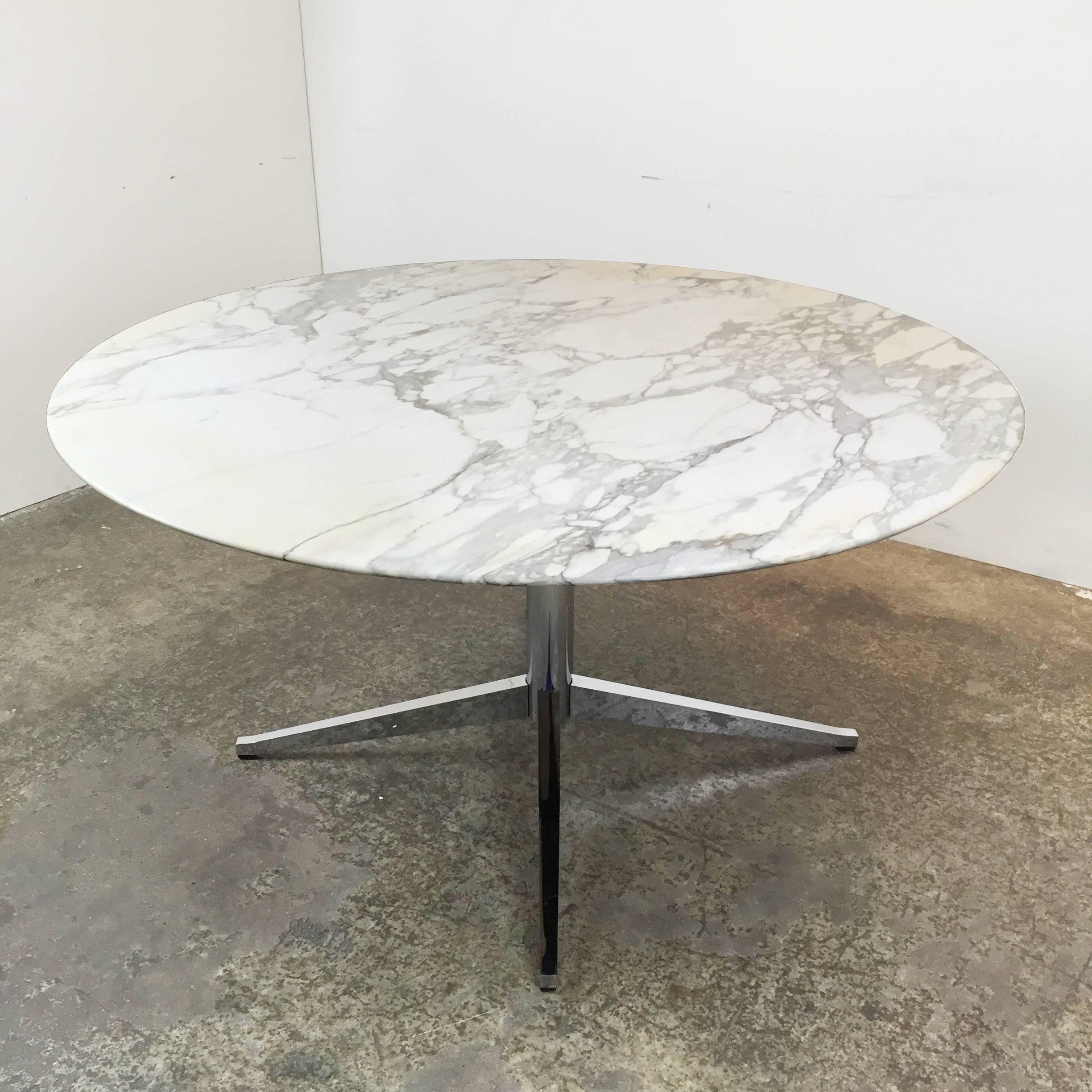Round Carrara marble table / desk by Florence Knoll. Marble has gray veining with white and beige tone and has chrome star base, circa 1950s.

Dimensions: 54