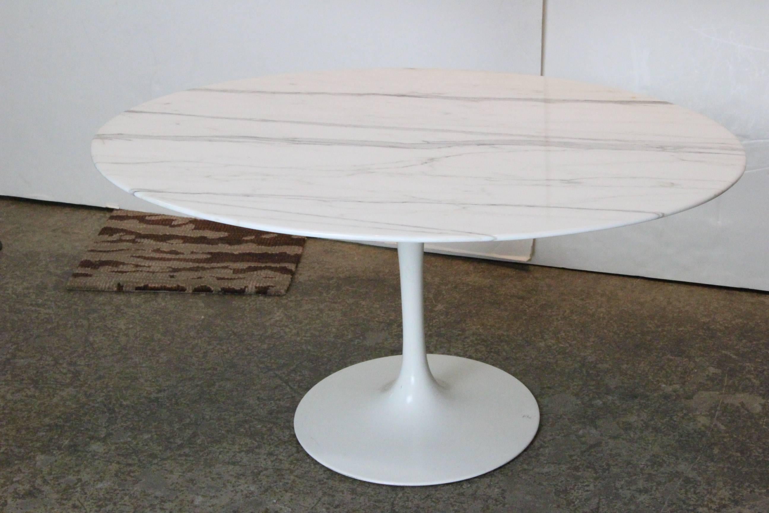 Oval carrara marble tulip side table by Saarinen for Knoll.

Dimension: 42