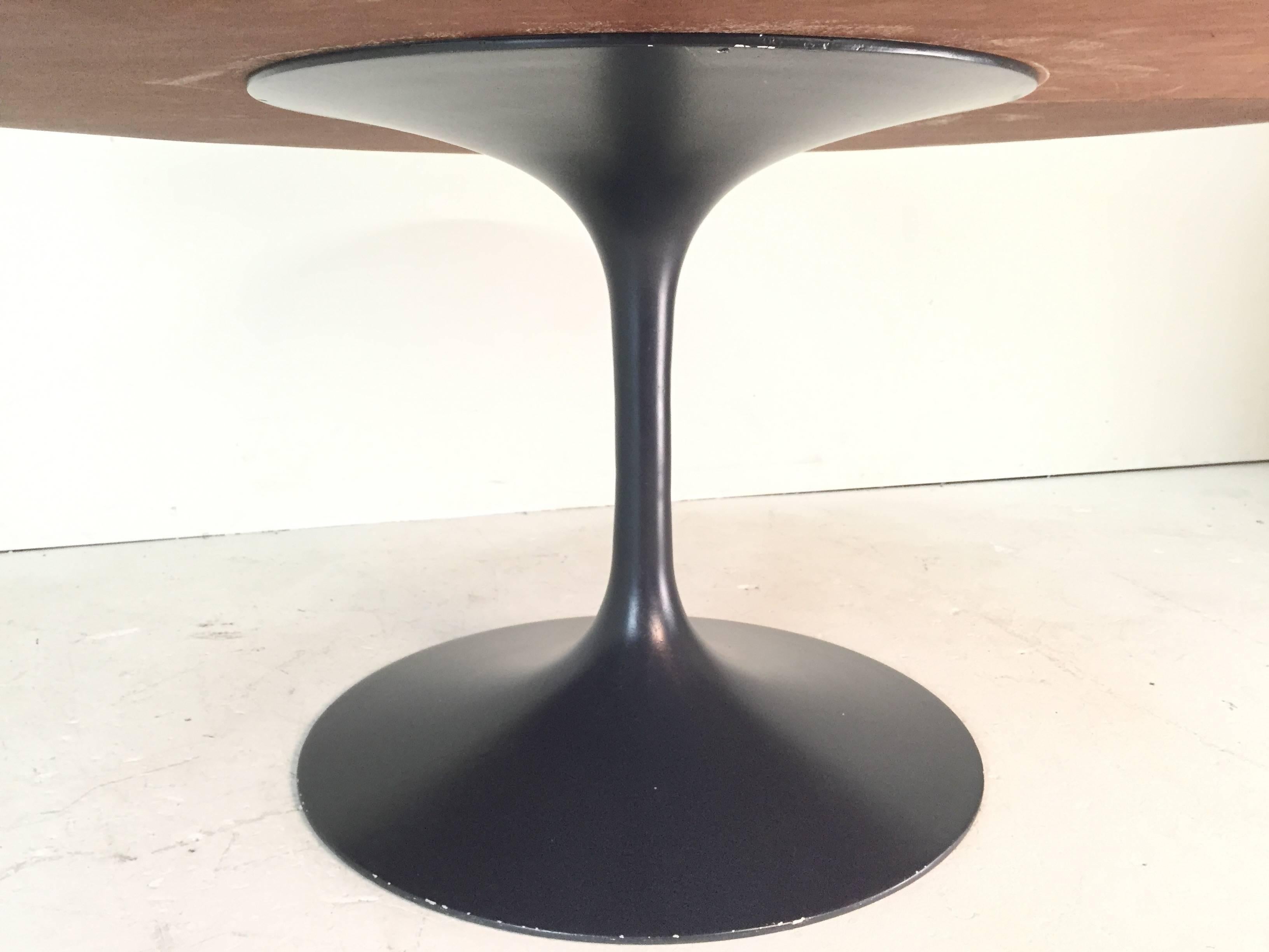 Very Large Tulip Style Dining Table In Good Condition In Dallas, TX