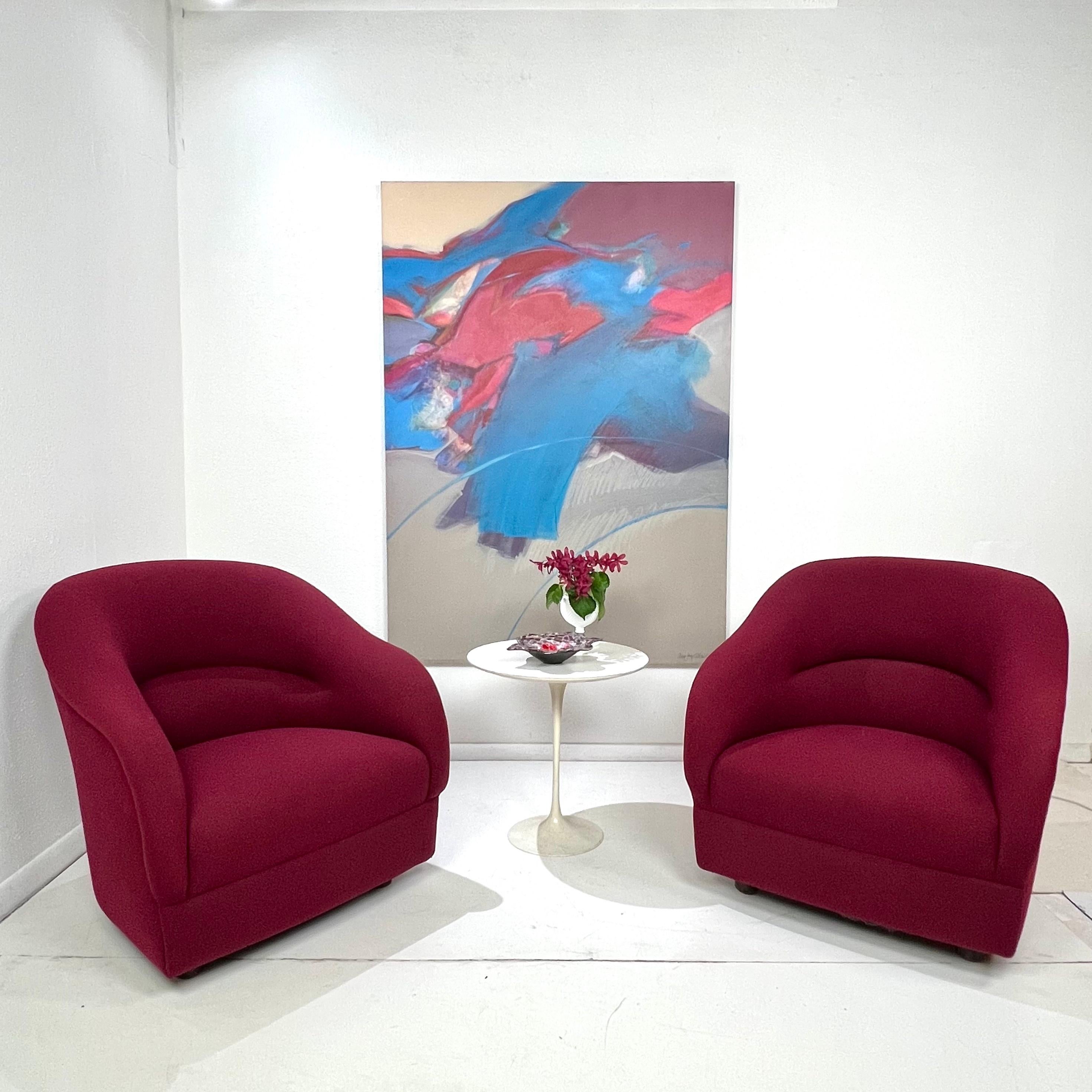Apportez une touche distinctive à votre espace de détente avec cette paire de fauteuils club élégants modèle n° Q2083 par Ward Bennett pour Brickel Associates, années 1960. Ces chaises de couleur lie-de-vin reposent sur des pieds encastrés en acajou
