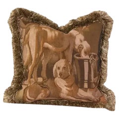 Vintage-Kissen aus Wolltapisserie mit ruhenden Hunden und Fransen