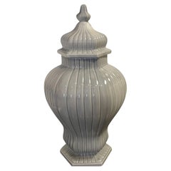 Vaso vintage italiano in ceramica grigia con coperchio e motivo scanalato, anni '90