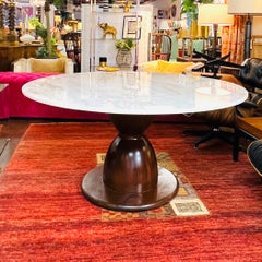 Mesa de comedor con tablero de ónix y base de madera en forma de reloj de arena