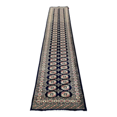 Alfombra de pasillo vintage pakistaní de los años 90, de lana azul marino, estilo Bokhara