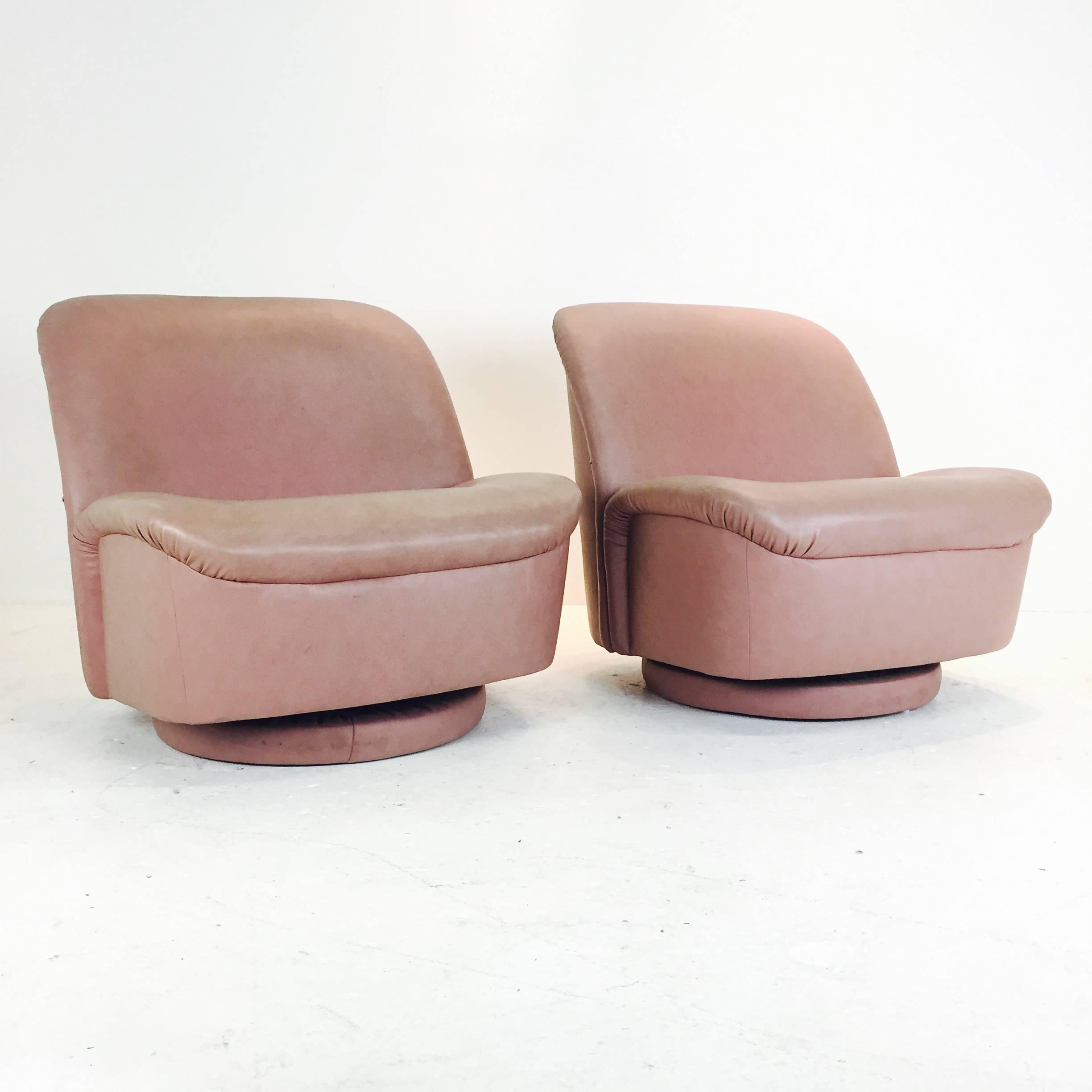 Pair of blush leather swivel and tilt chairs by Directional. In good vintage condition with signs of wear from use.

Dimensions: 32