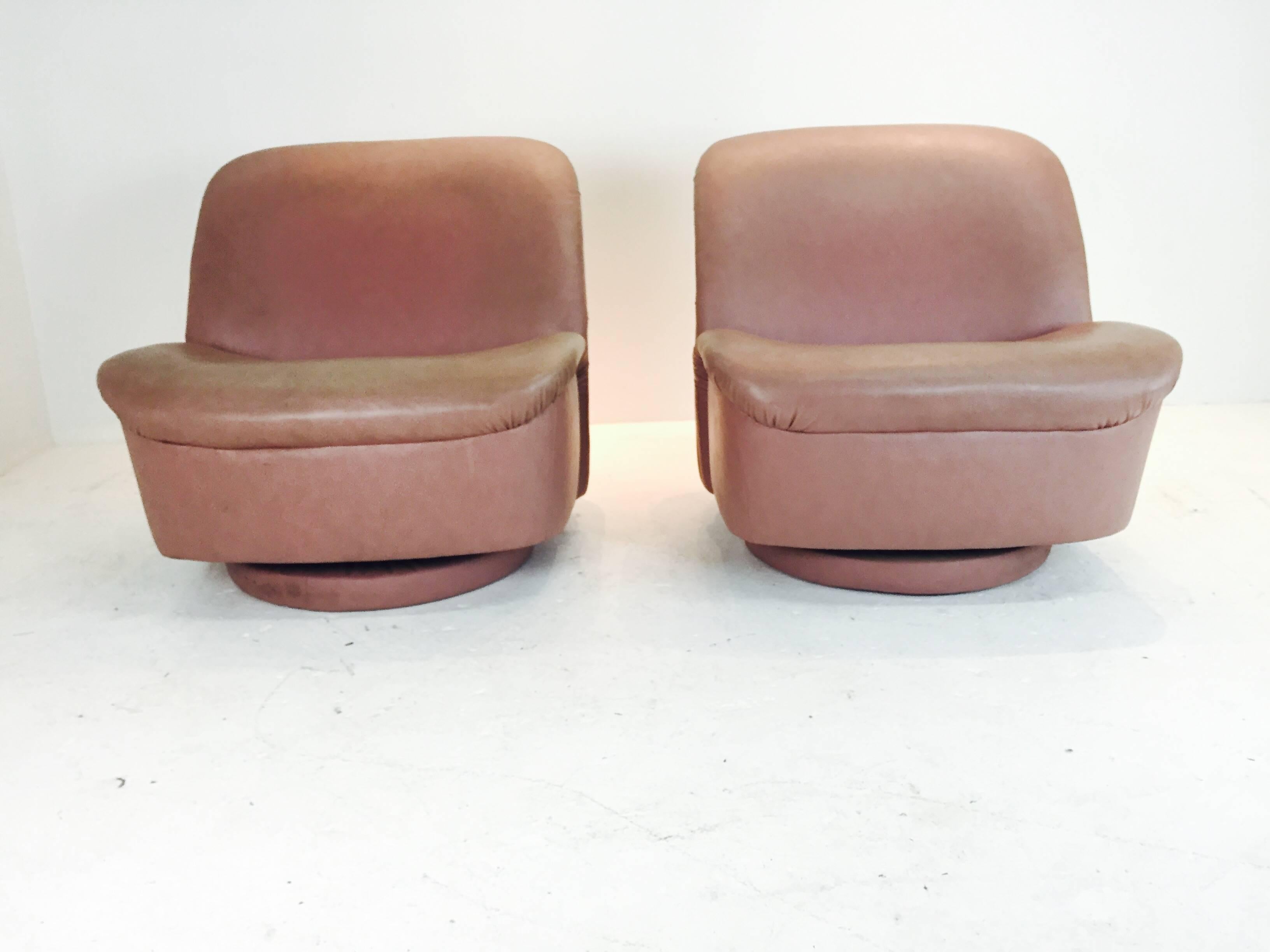 Mid-Century Modern Pair of Blush Leather Swivel and Tilt Chairs by Directional