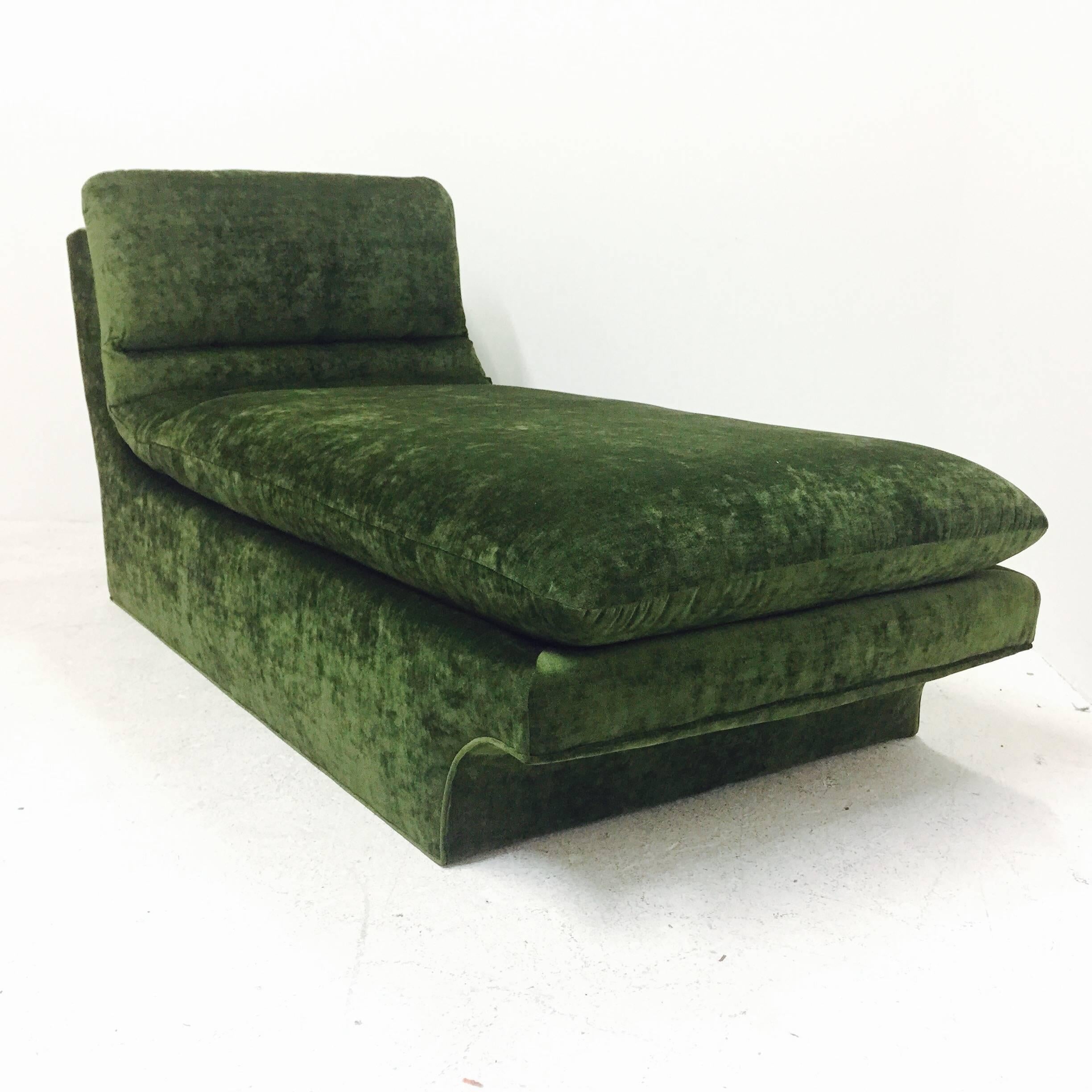 Newly upholstered 1970s chaise lounge designed in the style Vladimir Kagan. Chaise is comfy as well as very sculptural in design. In excellent condition.

Dimensions: 30
