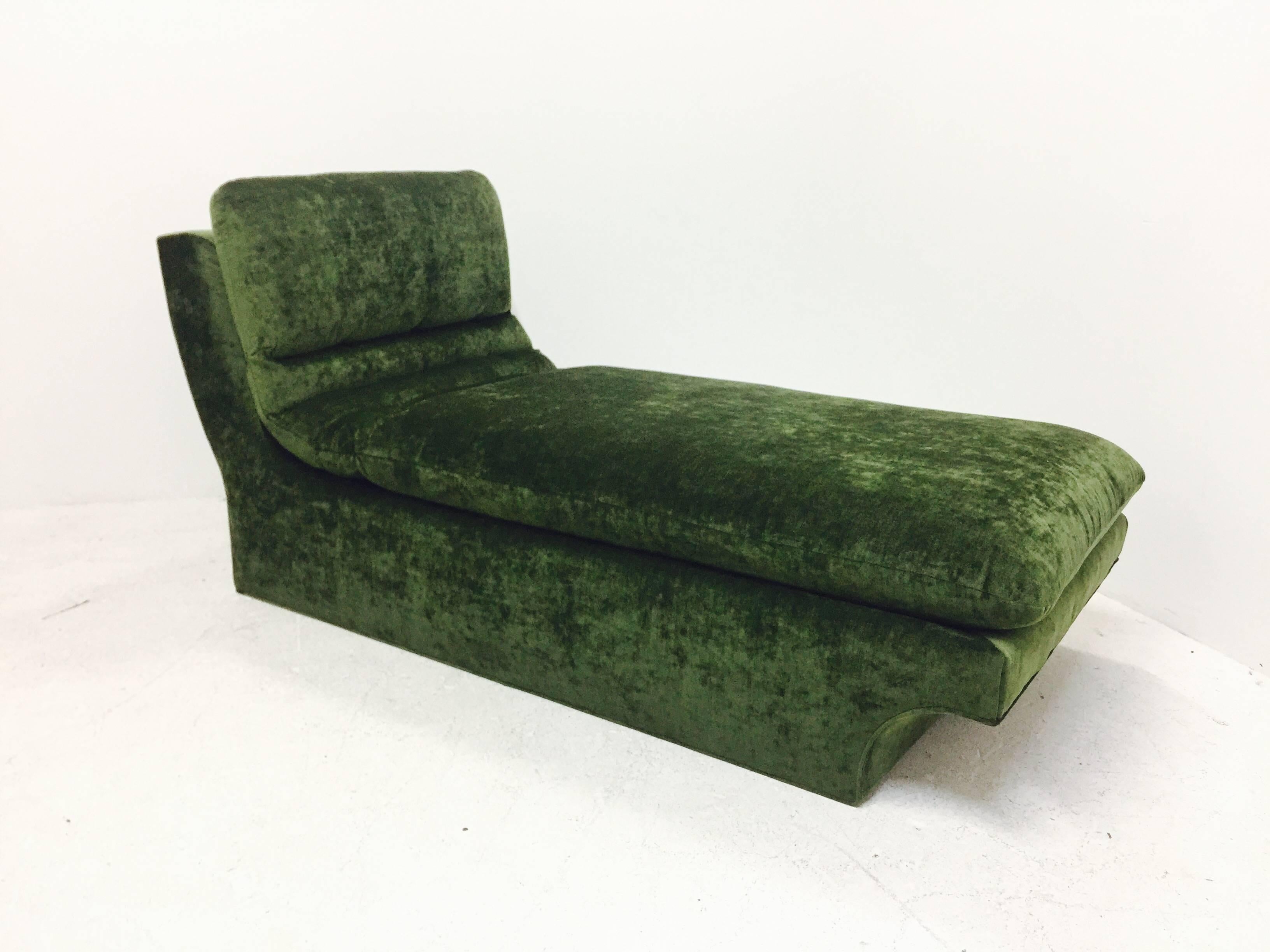 Mid-Century Modern 1970s Chaise Lounge in the Style of Kagan