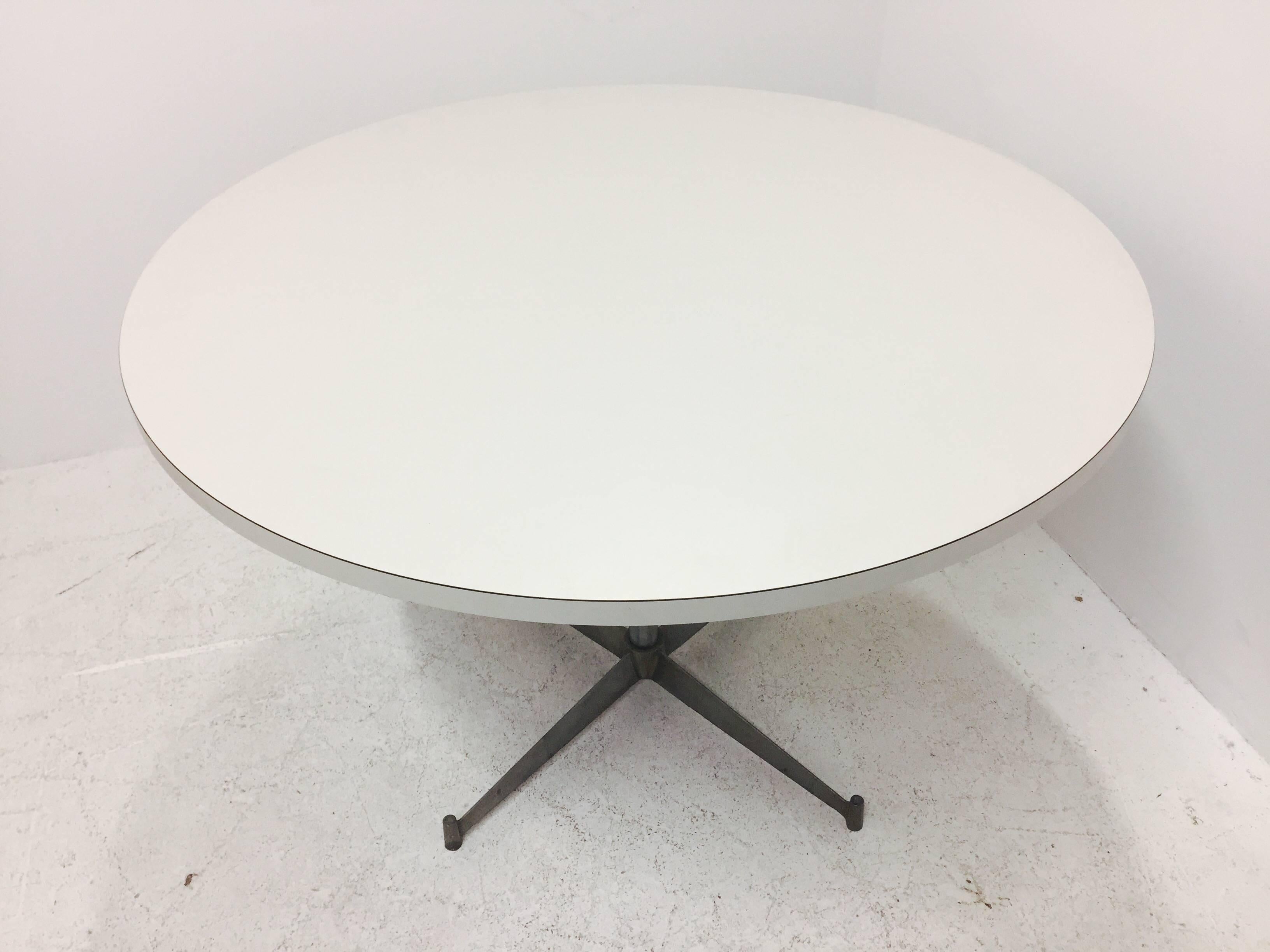 round laminate table