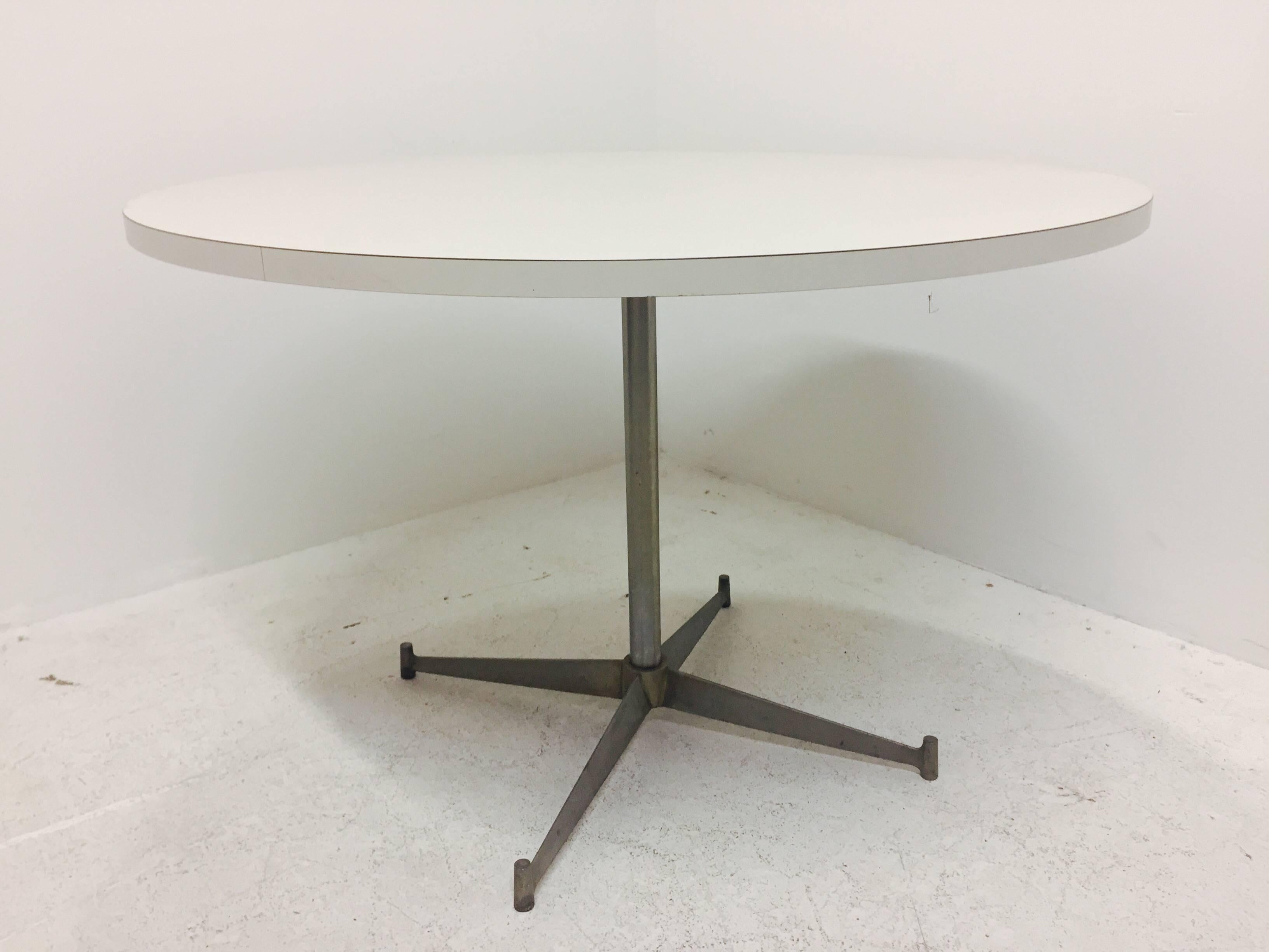 Light gray laminate 42" round dining table by Paul McCobb for Directional with aluminum base. Base shows wear from use and age. Seem is visible on ban that surround tabletop, circa 1950s.

Dimensions: 42"dia x 28" T.