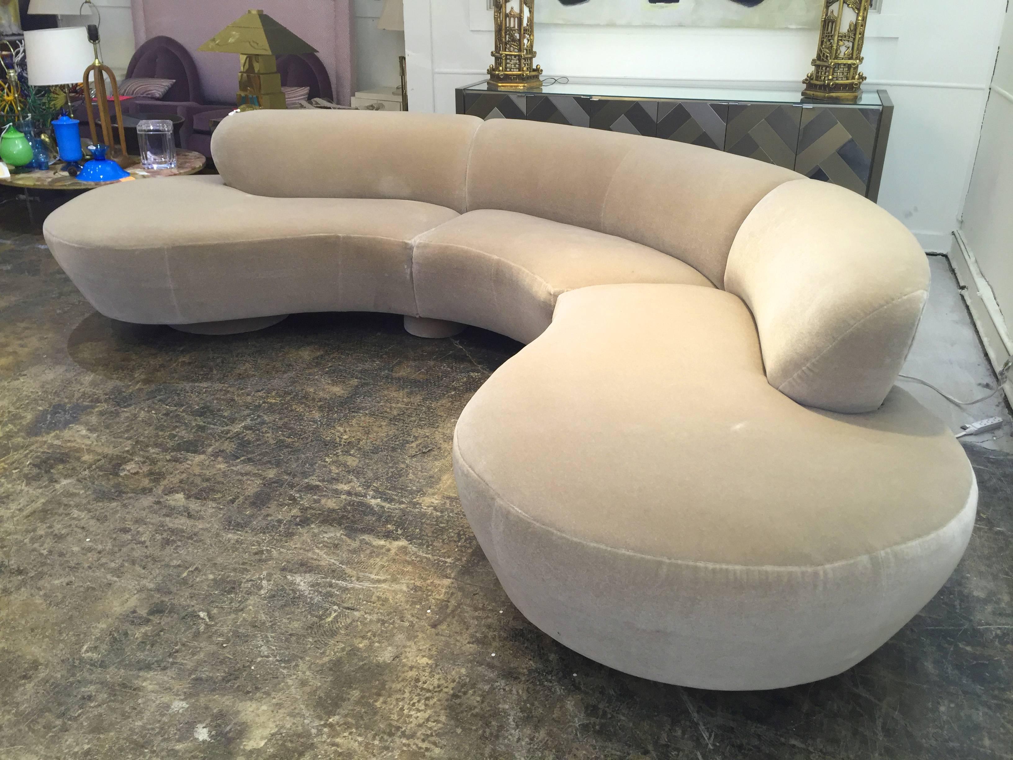 Vladimir Kagan Serpentine Cloud Sectional Sofa in Oyster Mohair In Excellent Condition In Dallas, TX