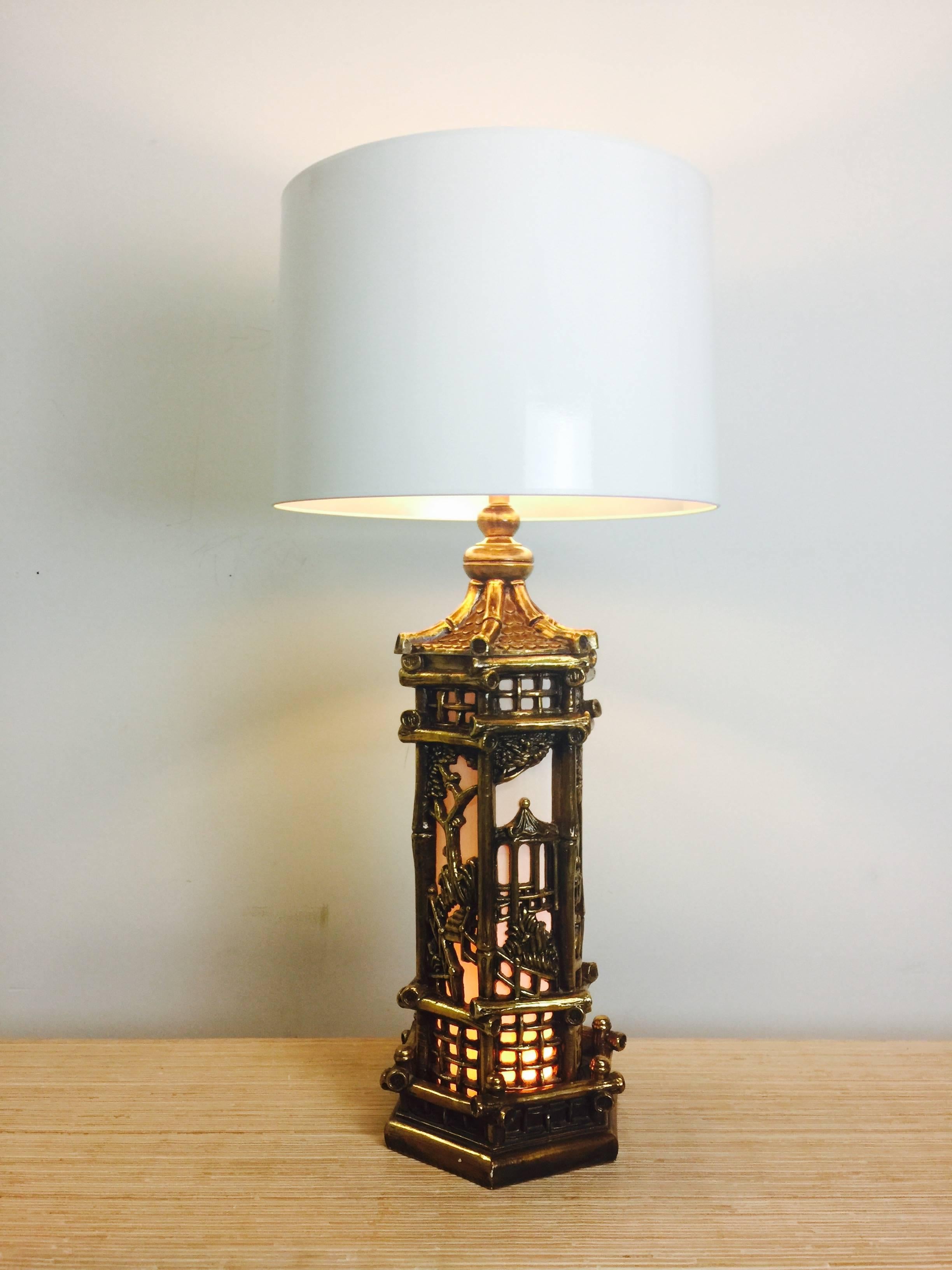 Mid-Century Modern Paire de lampes chinoiseries en or dans le style de James Mont en vente