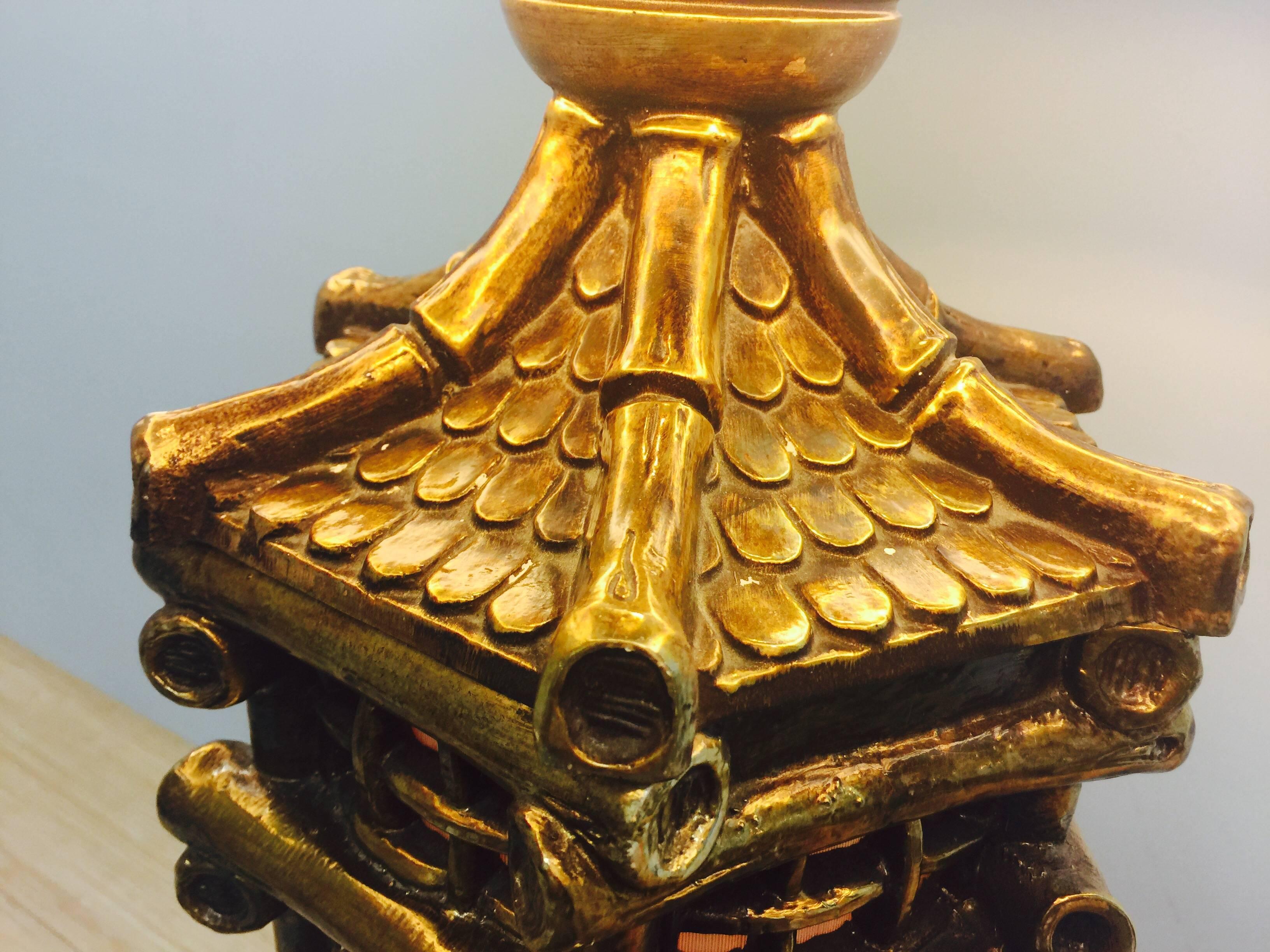 20ième siècle Paire de lampes chinoiseries en or dans le style de James Mont en vente