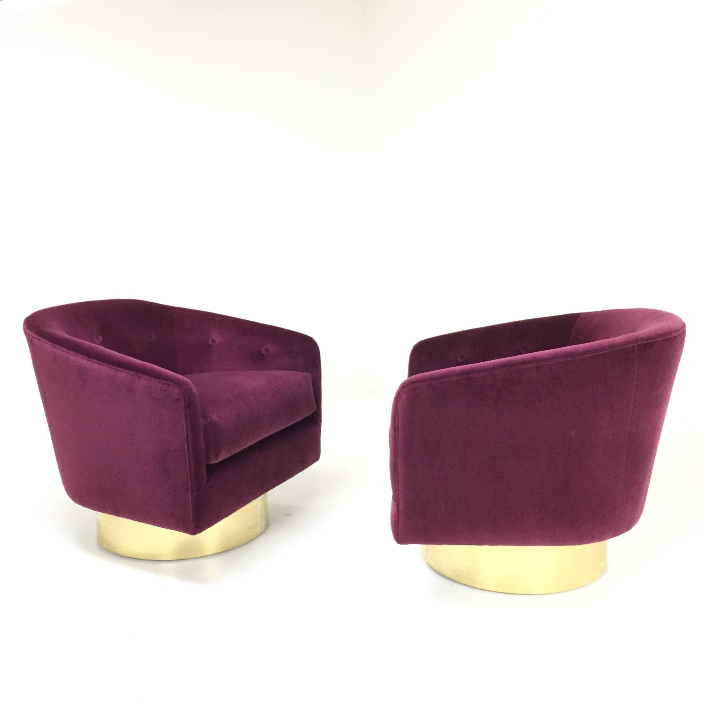 Pair of Newly Upholstered Velvet Milo Baughman Swivel Chairs with Brass Plinths In Good Condition In Dallas, TX