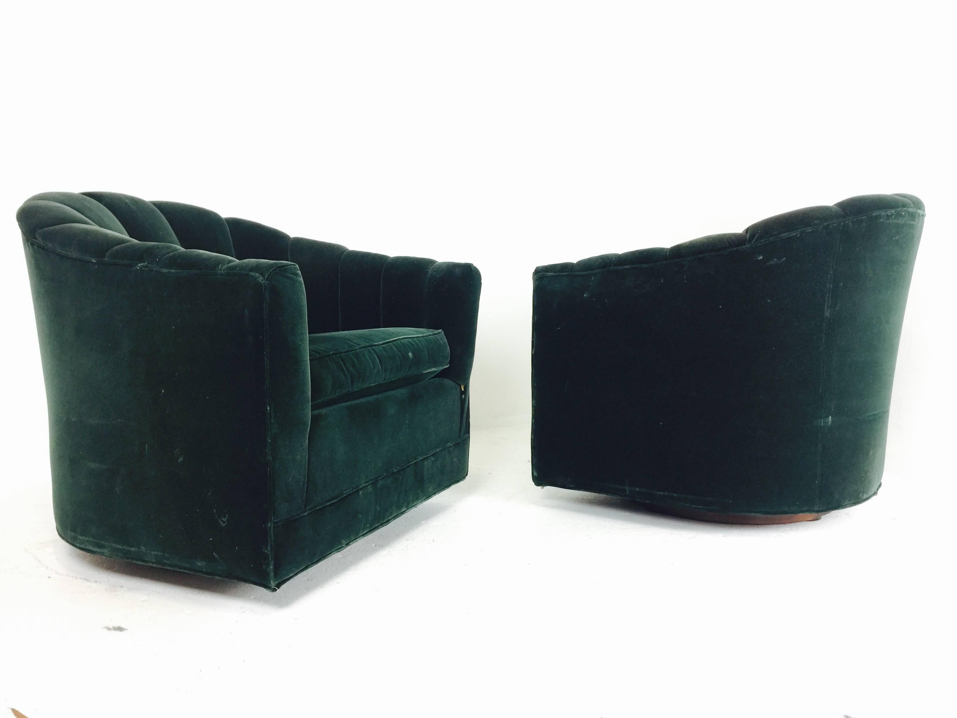 Pair of hunter green velvet channel back Milo Baughman swivel chairs. In good vintage condition with wear do to age. New upholstery recommended, circa 1960s.

Dimensions: 31