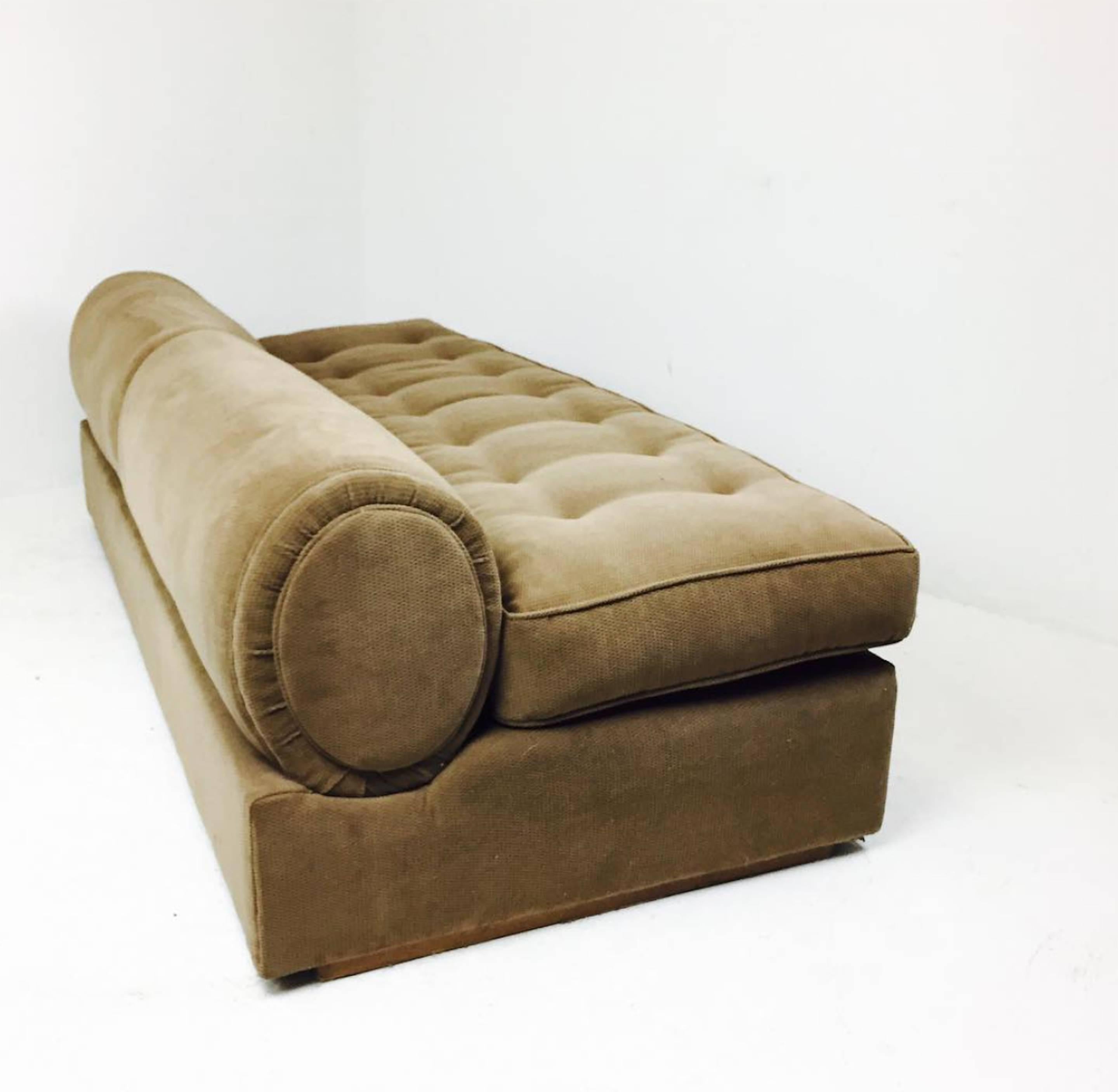 Modern style bolster back slipper sofa or daybed in the style of Milo Baughman. Sofa is in good vintage condition with minimal wear, but new upholstery and refinishing is recommended, circa 1970s. 

Dimensions: 84