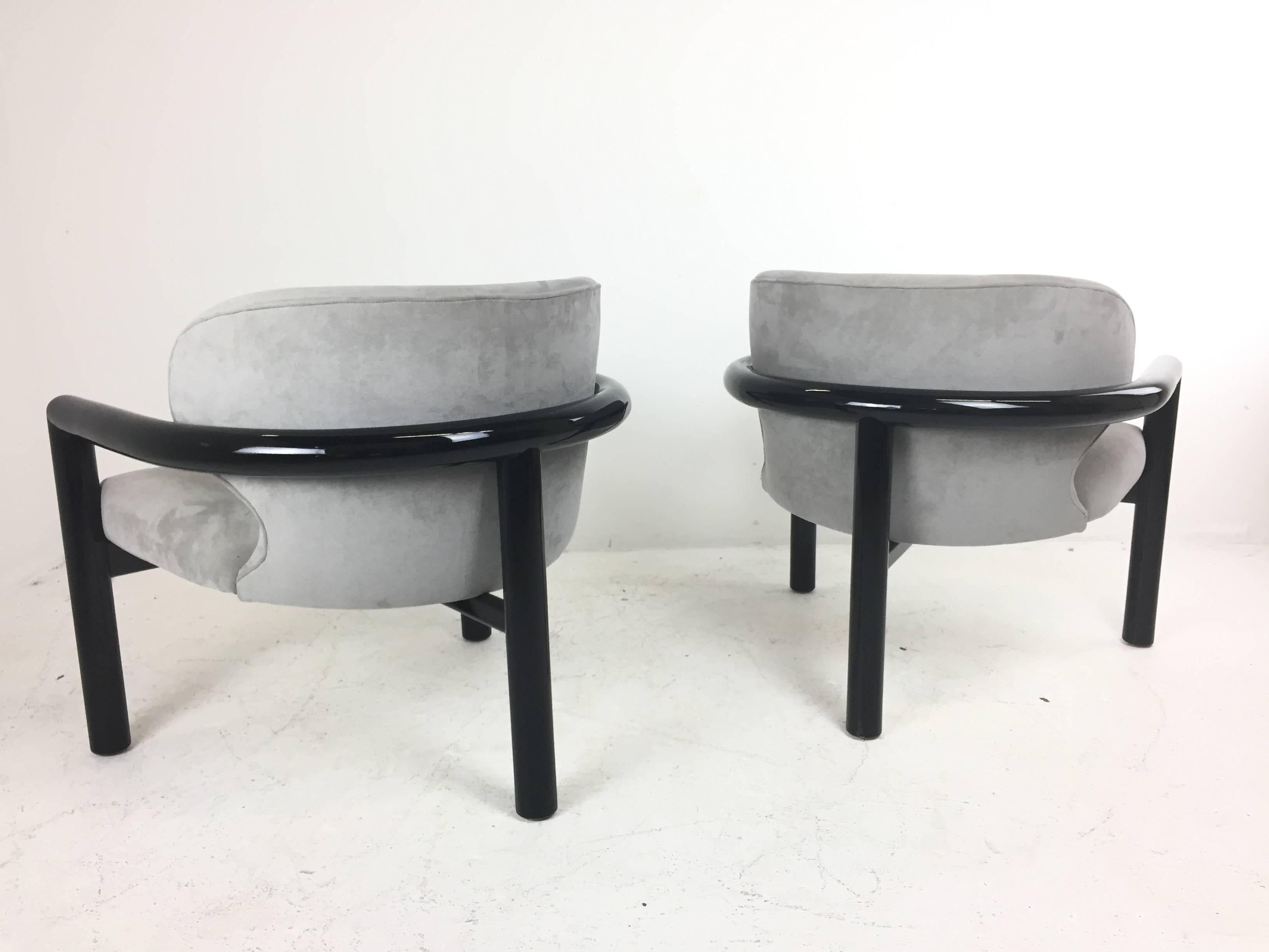 Mid-Century Modern Pair of Three Legged Lounge Chairs