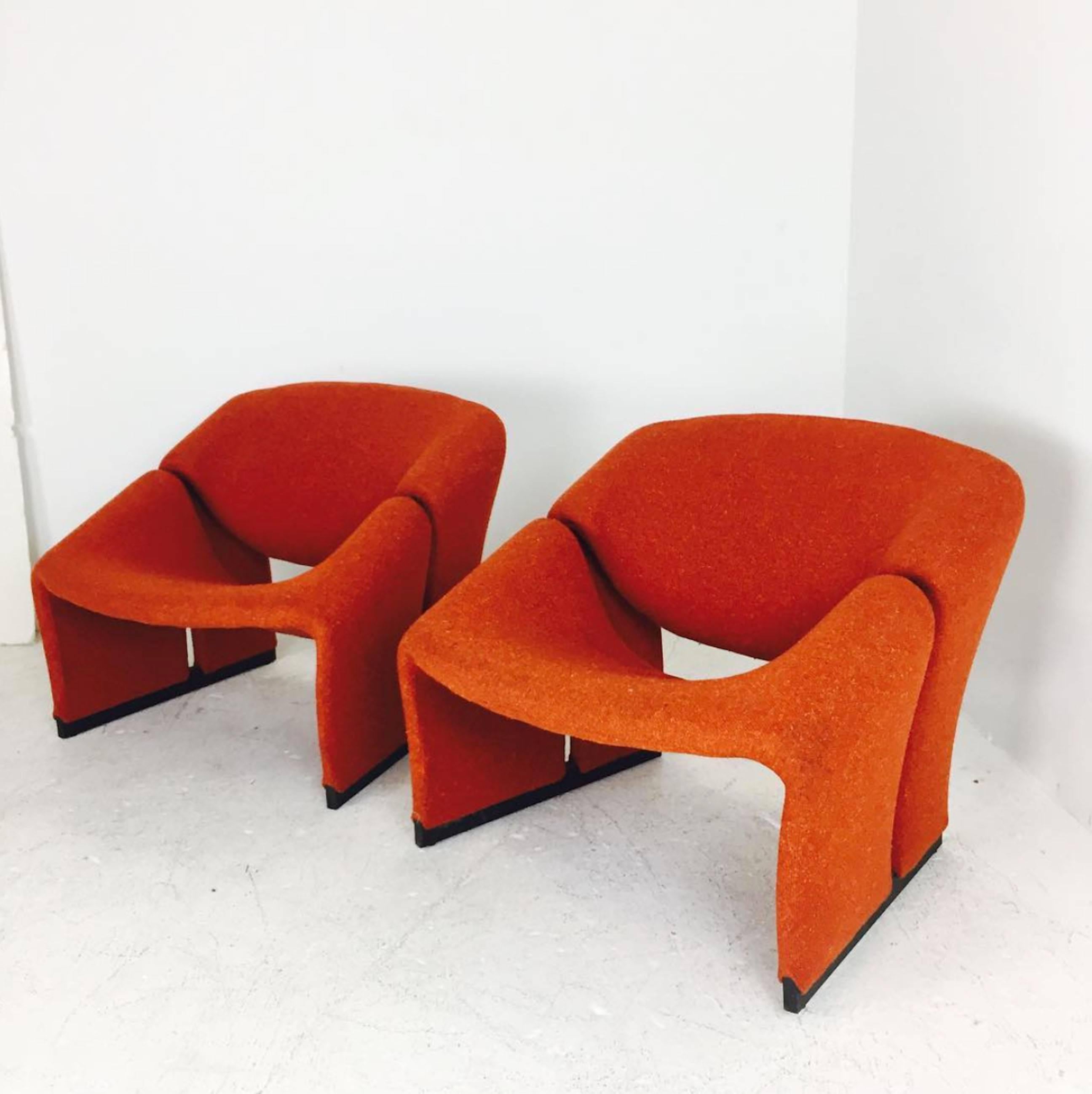 Pair of groovy chairs by Pierre Paulin for Artifort. Chairs are upholstered in original orange tweed, in good vintage condition, with minimal visible wear, circa 1970s.

Dimensions: 33