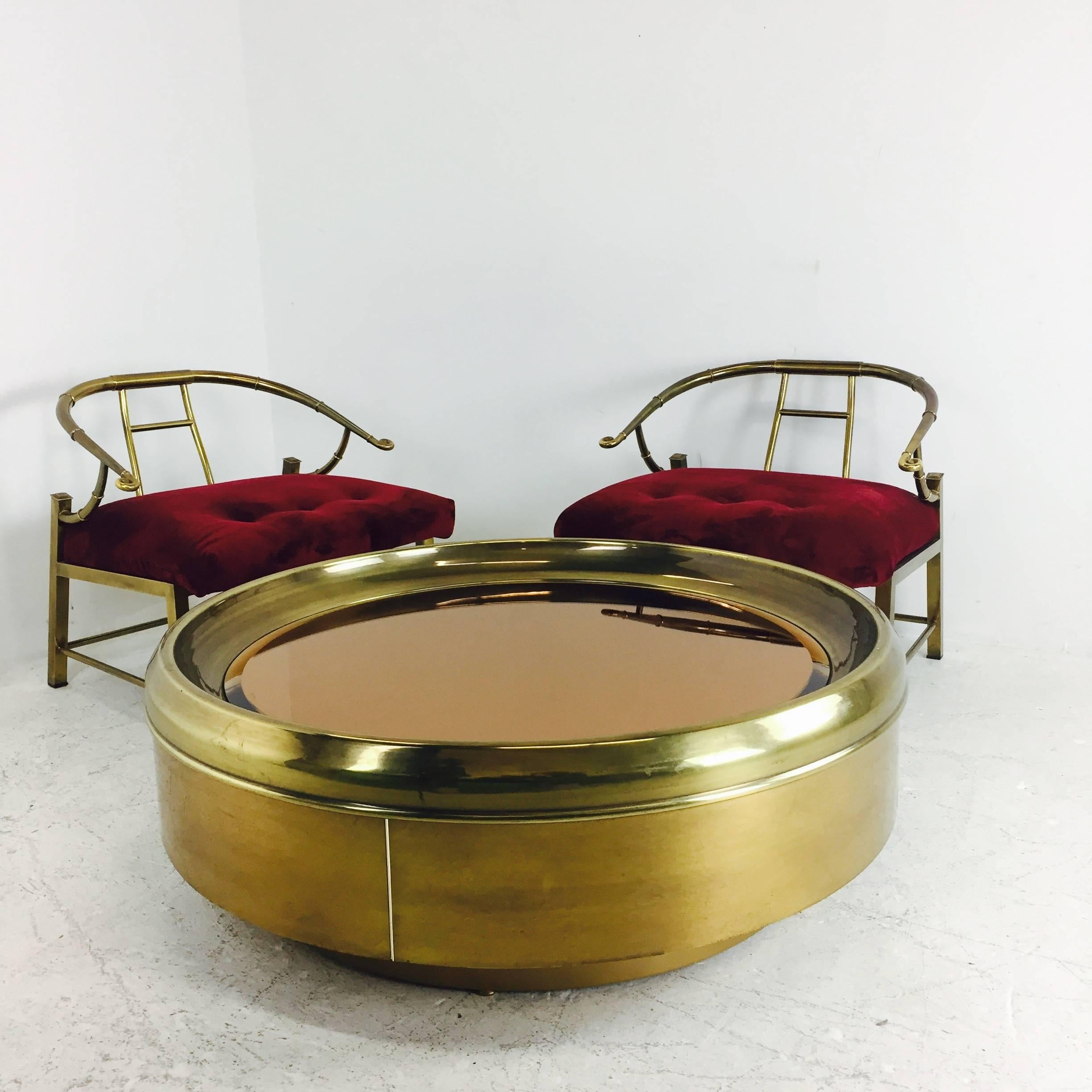 20th Century Large-Scale Round Brass and Mirror Coffee Table by Mastercraft