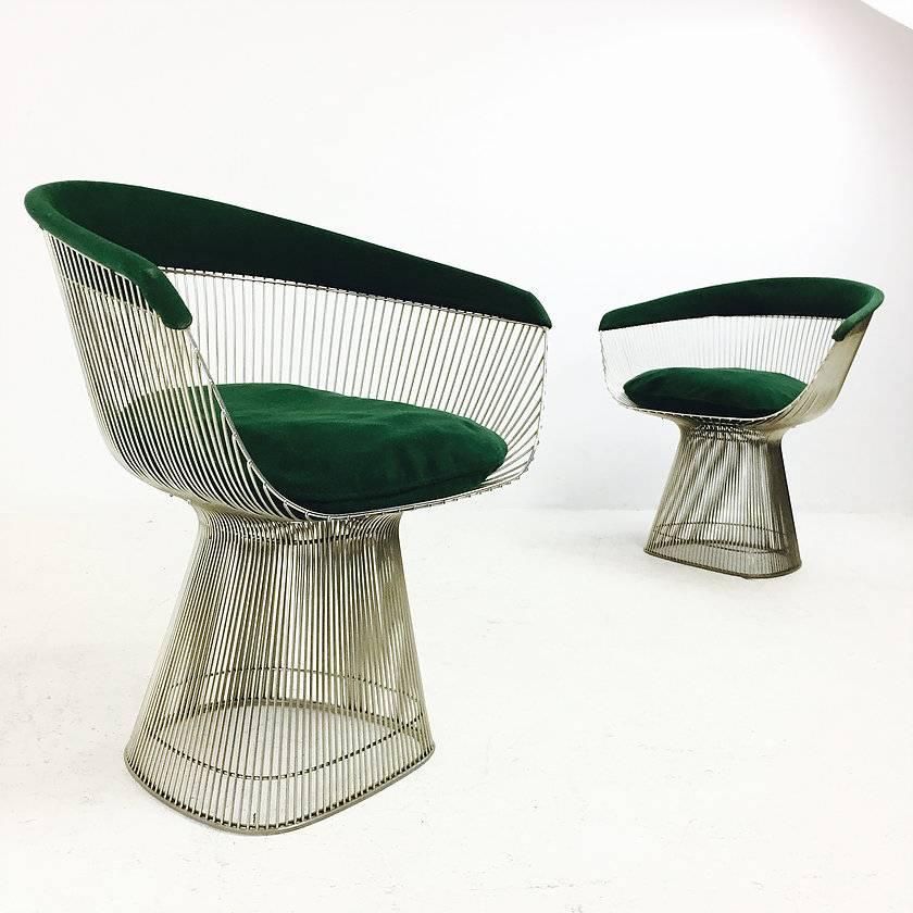 Pair of stainless Warren Platner chairs in dark hunter green velvet for Knoll. In good vintage condition. New upholstery is recommended, circa 1960s

Dimensions: 25.5" wide, 19" deep, 29" tall.
seat height 17".