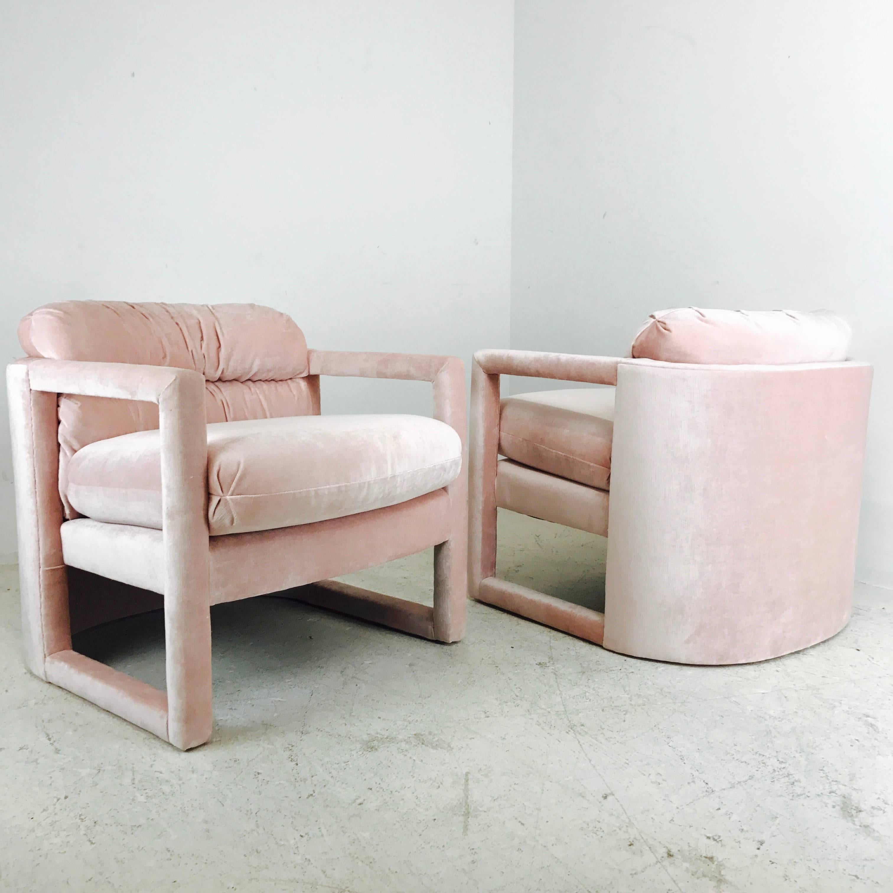 Newly upholstered Drexel Parson style lounge chairs in pink velvet. These chairs are stylish and comfortable. circa 1970s

dimensions: 29"wide 32"deep 29"tall
seat height 20".