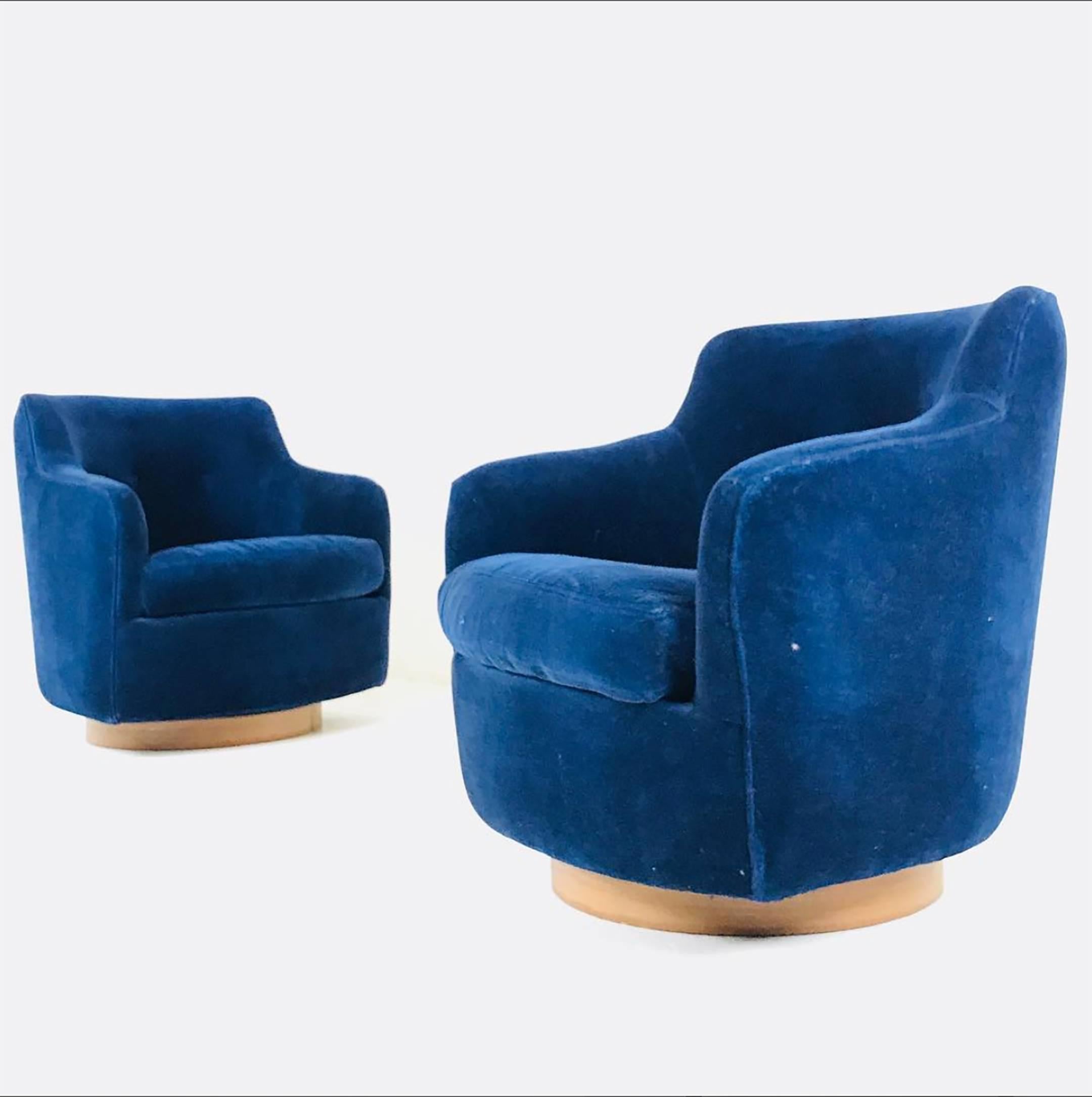 Pair of Milo Baughman swivel chairs in navy blue velvet. Upholstery is in nice vintage condition and can be used as is but new upholstery is recommended, circa 1960s

Dimensions: 27.5