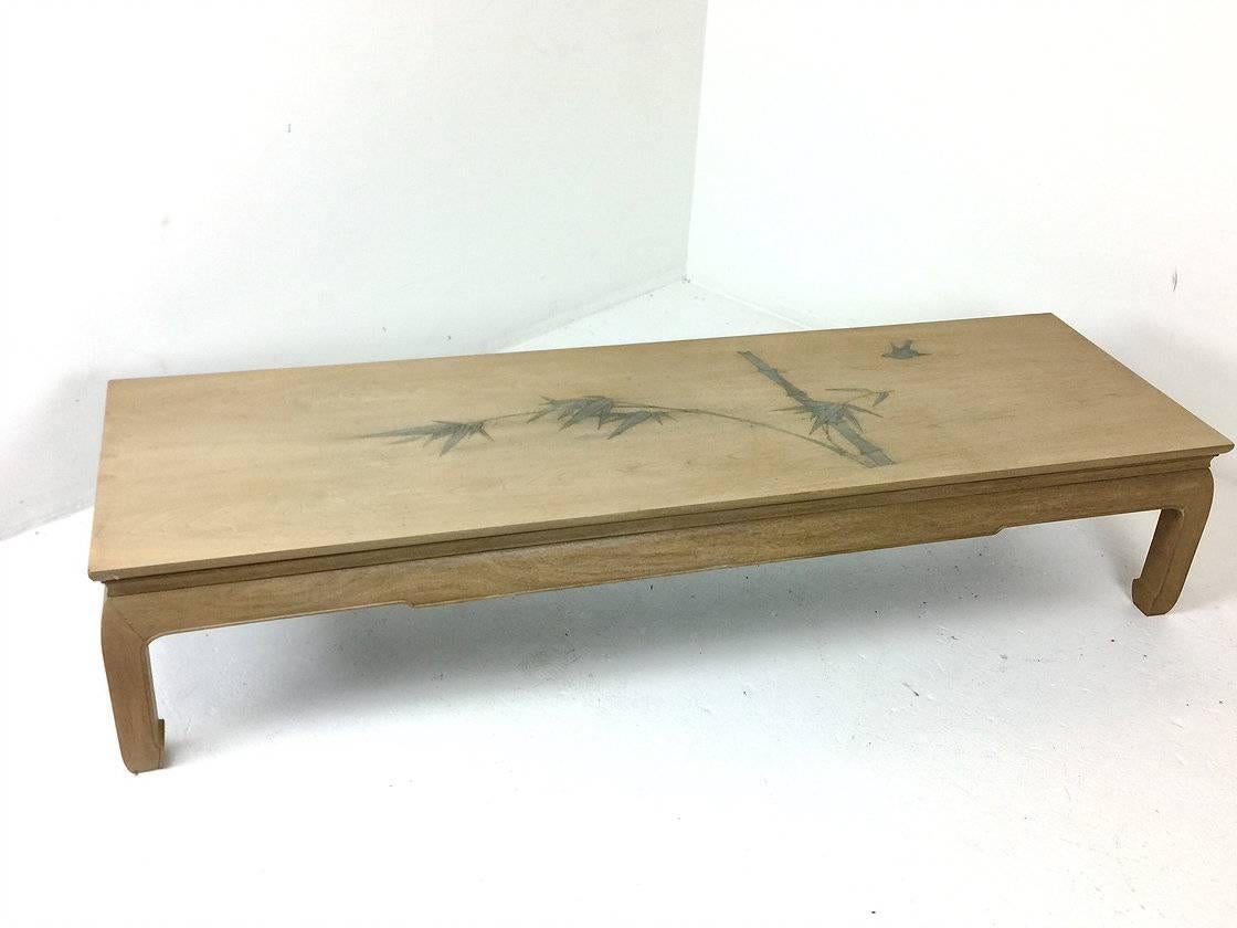 20ième siècle Table basse Ming en acajou blanchi avec motif de feuilles de bambou incrustées en vente