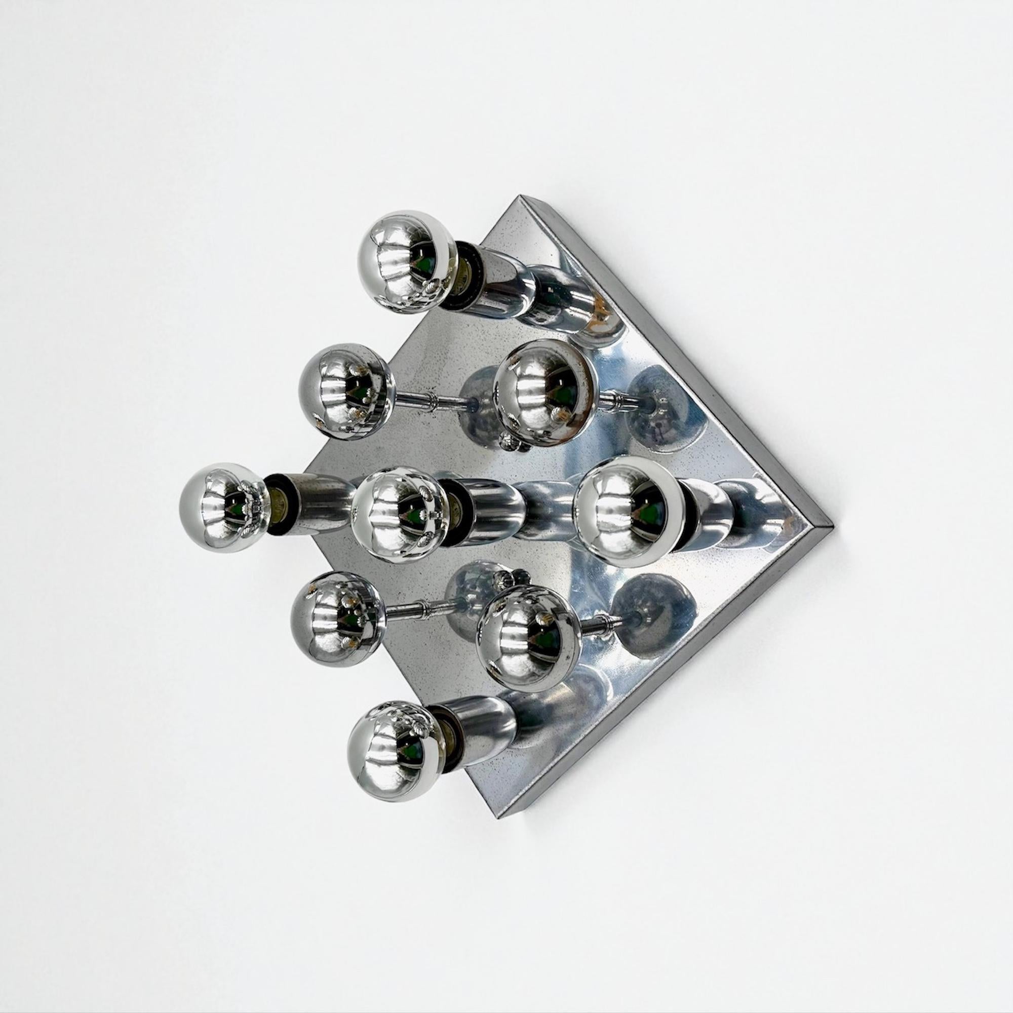 Italiano Lampada da parete o soffitto in cromo Space AGE degli anni '70 con lampadine a specchio in vendita