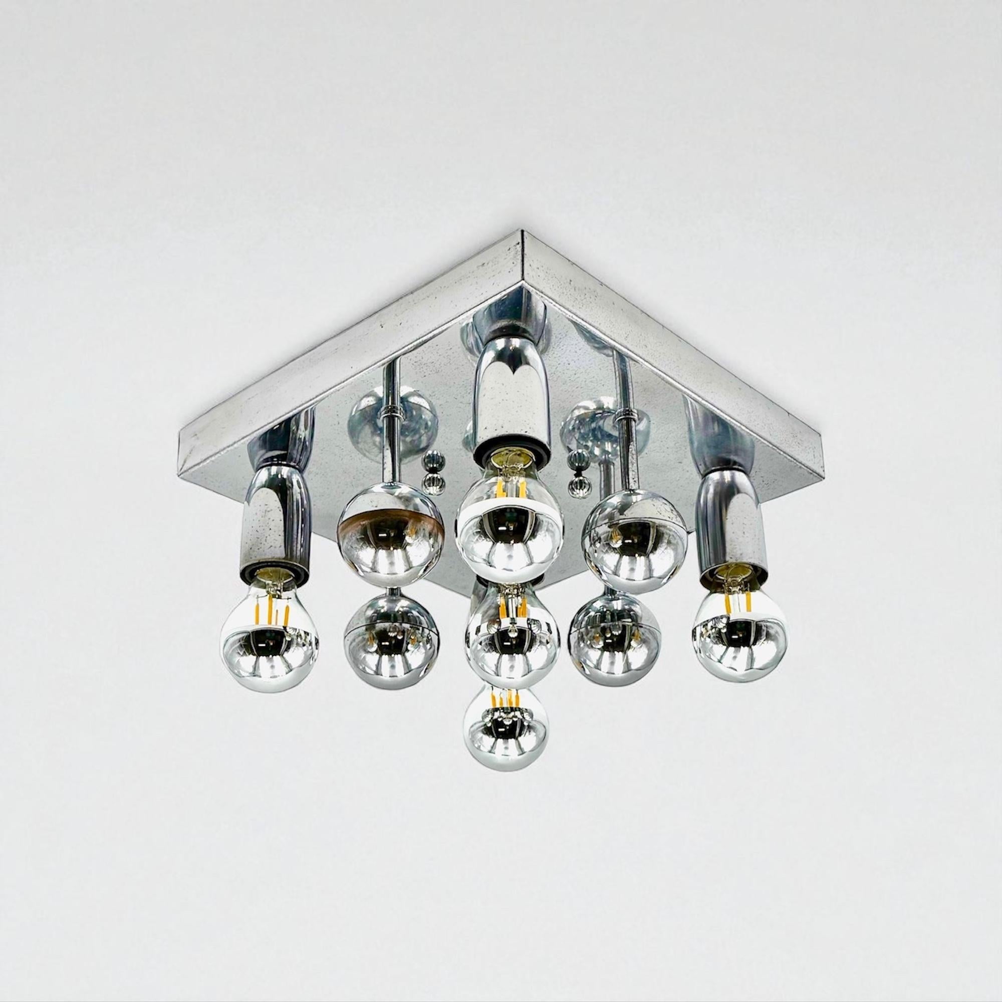 Lampada da parete o soffitto in cromo Space AGE degli anni '70 con lampadine a specchio in vendita 1