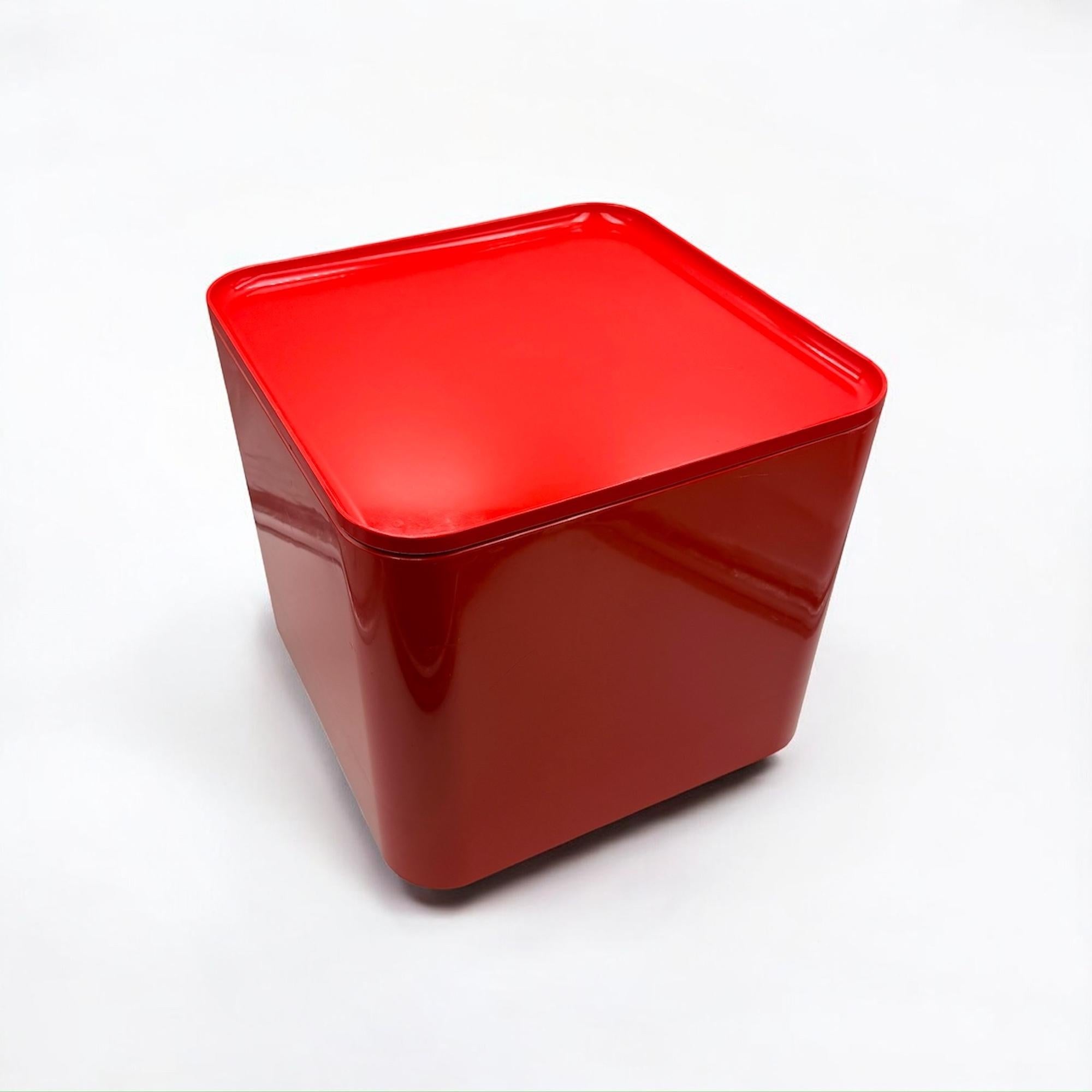 Step into the retro-futuristic world of space age furniture design with “Dime,” a beautiful and distinctive table designed by Marcello Siard for Collezioni Longato in the 1970s. This patent design item is a testament to the versatility and