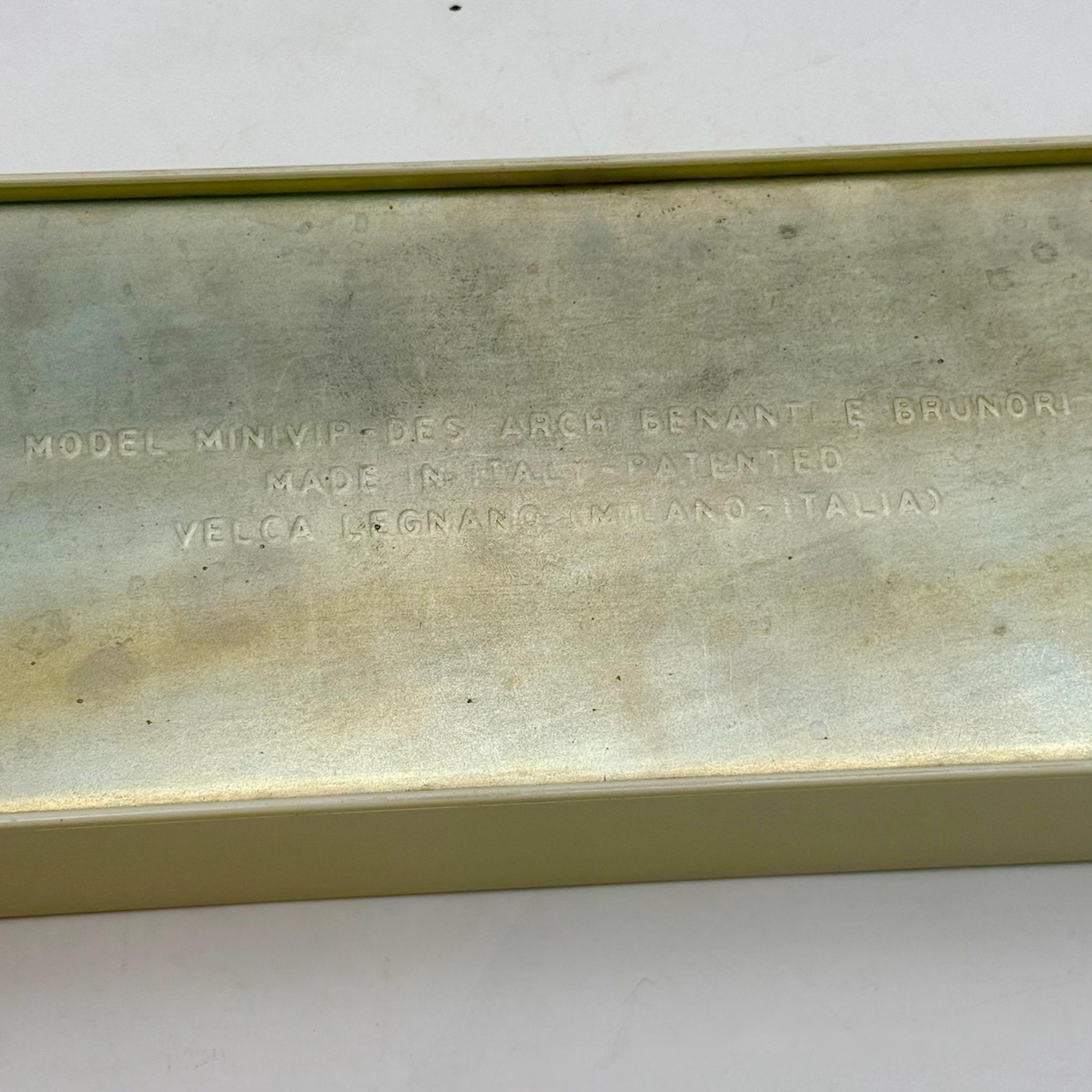 Questo appendiabiti italiano in plastica degli anni '70, noto come modello Minivip, è stato progettato dagli architetti Benanti & Brunori e prodotto da Velca Legnano (Milano). Icone del design modulare e del minimalismo funzionale, il pezzo presenta