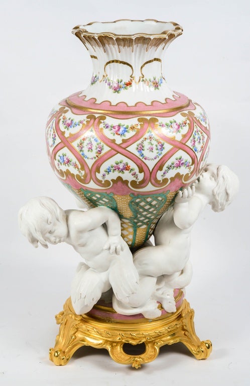 Exceptional vase, of the Manufactory of Sèvres.
The polychromatic porcelain vase is carried by three nautiluses in biscuit, rests on a base of bronze gilded in the gold.