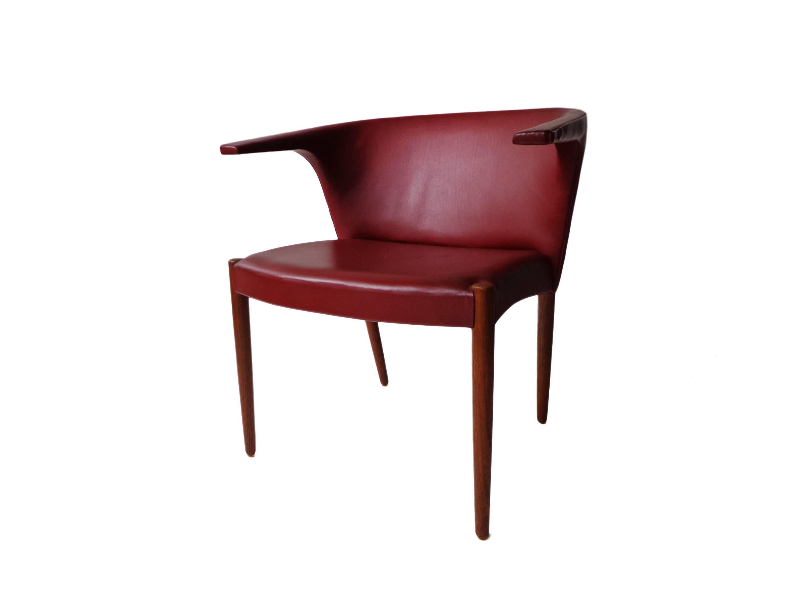 Eskild Pontoppidan armchair mounted on tapering teak legs. Sides, seat and back upholstered with red leather. Designed 1962. Made by cabinetmaker Ludvig Pontoppidan.

Rare variant with extra long armrests, made by special order.
 
Presented at